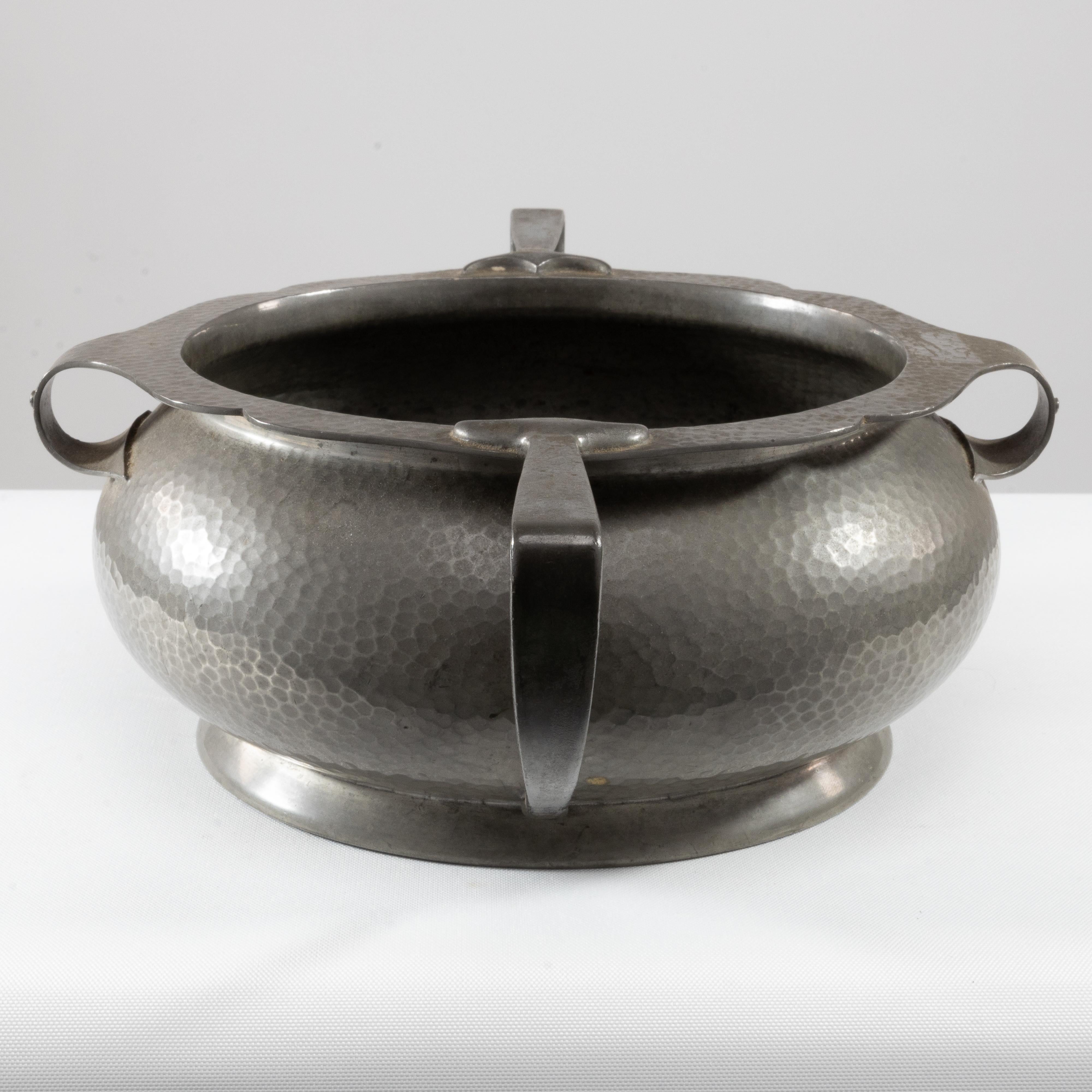 Art Déco Fruttiera o centrotavola inglese Art Deco martellato a mano con manici allungabili in vendita