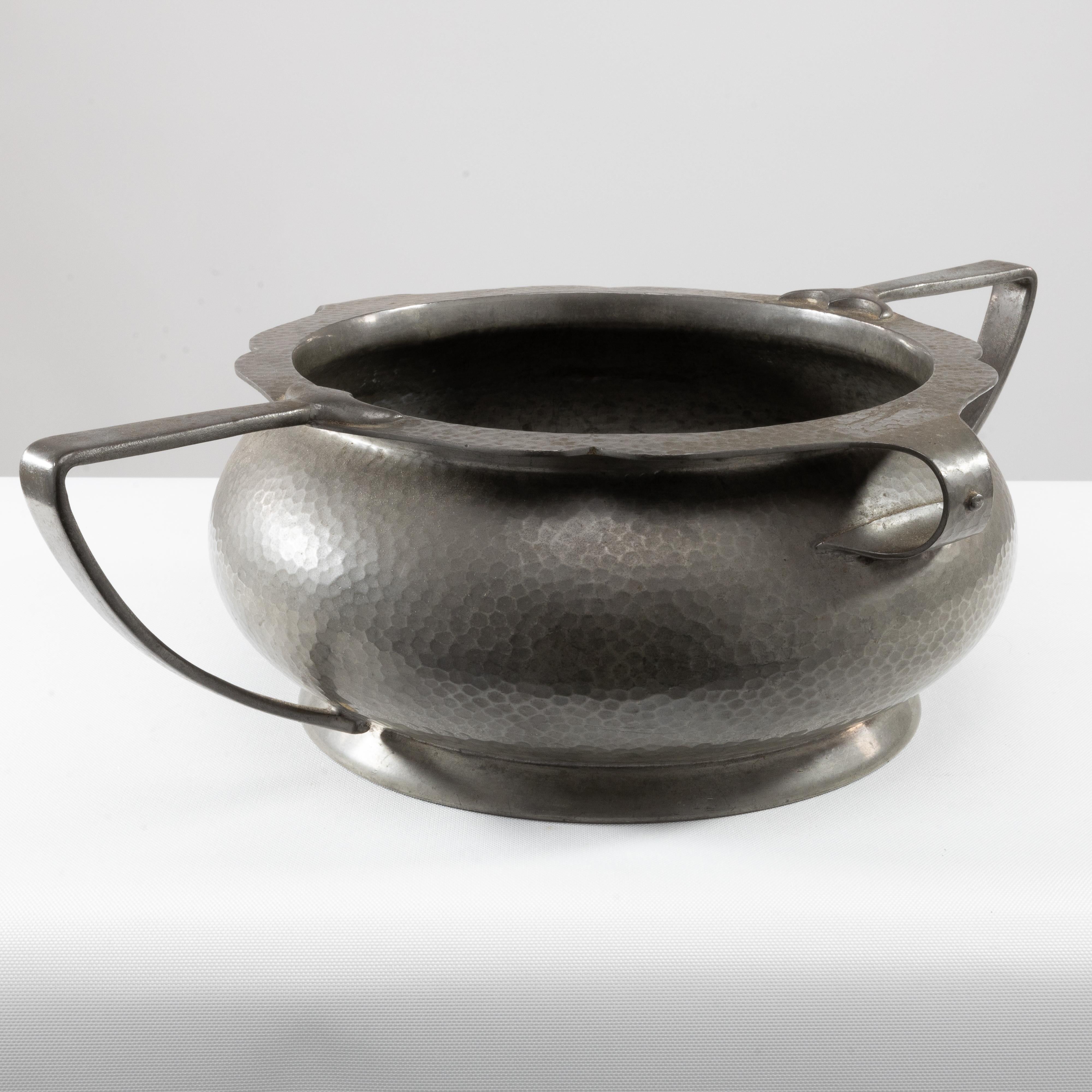 Inglese Fruttiera o centrotavola inglese Art Deco martellato a mano con manici allungabili in vendita