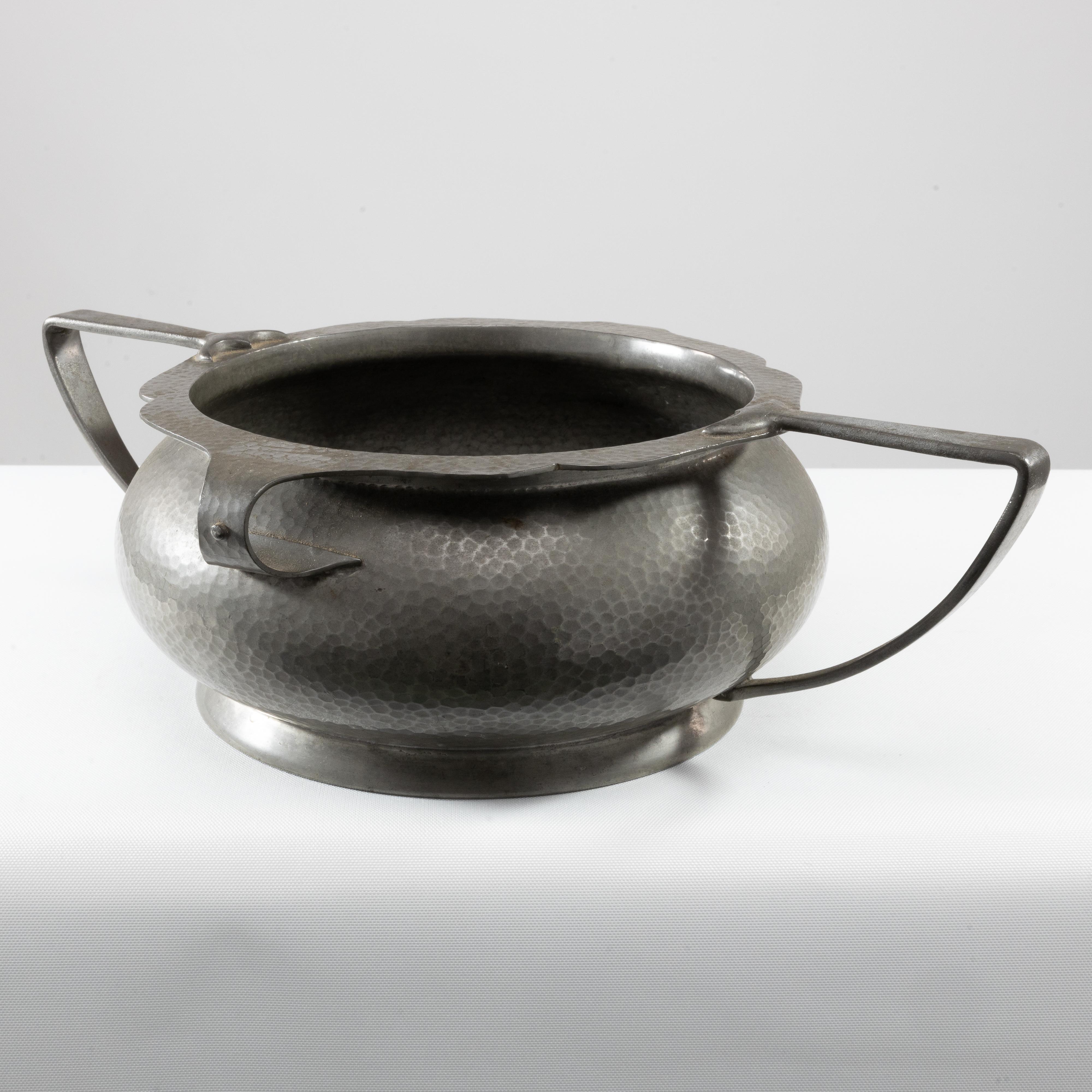 Metà XX secolo Fruttiera o centrotavola inglese Art Deco martellato a mano con manici allungabili in vendita