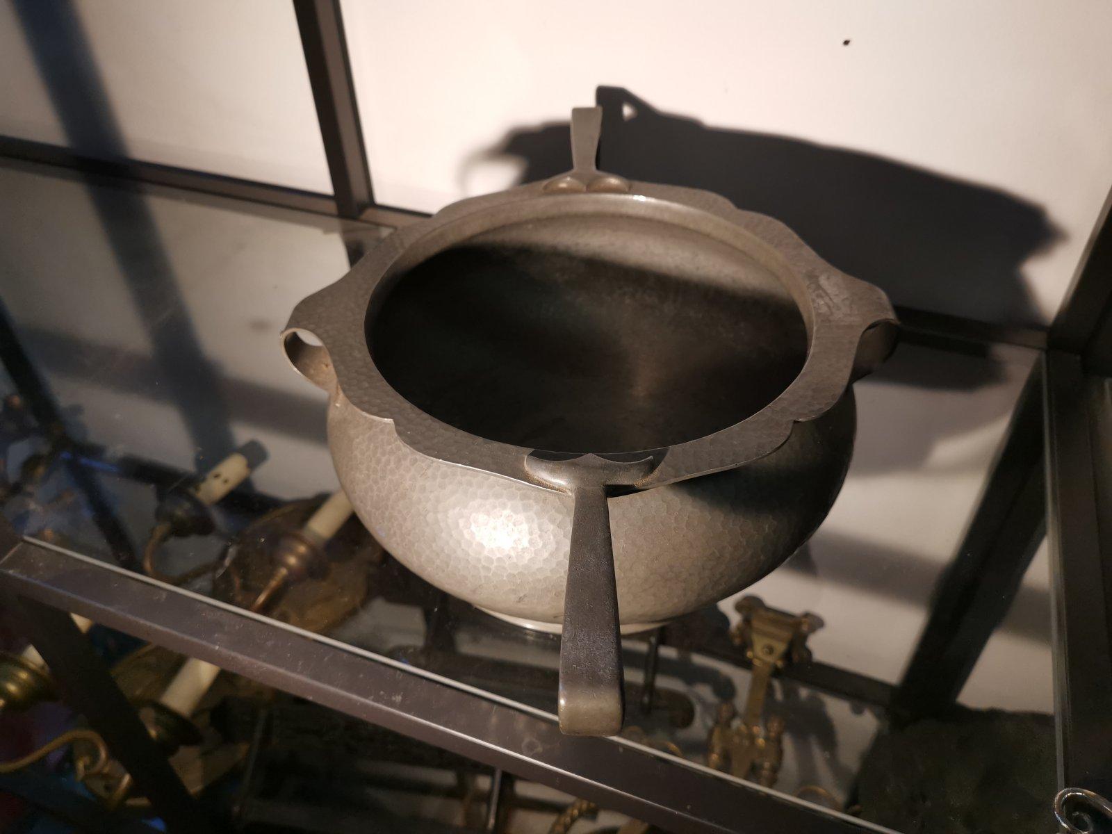 Pewter English Art Deco Hand Hammered Fruit Bowl or Centrepiece with Extending Handles For Sale