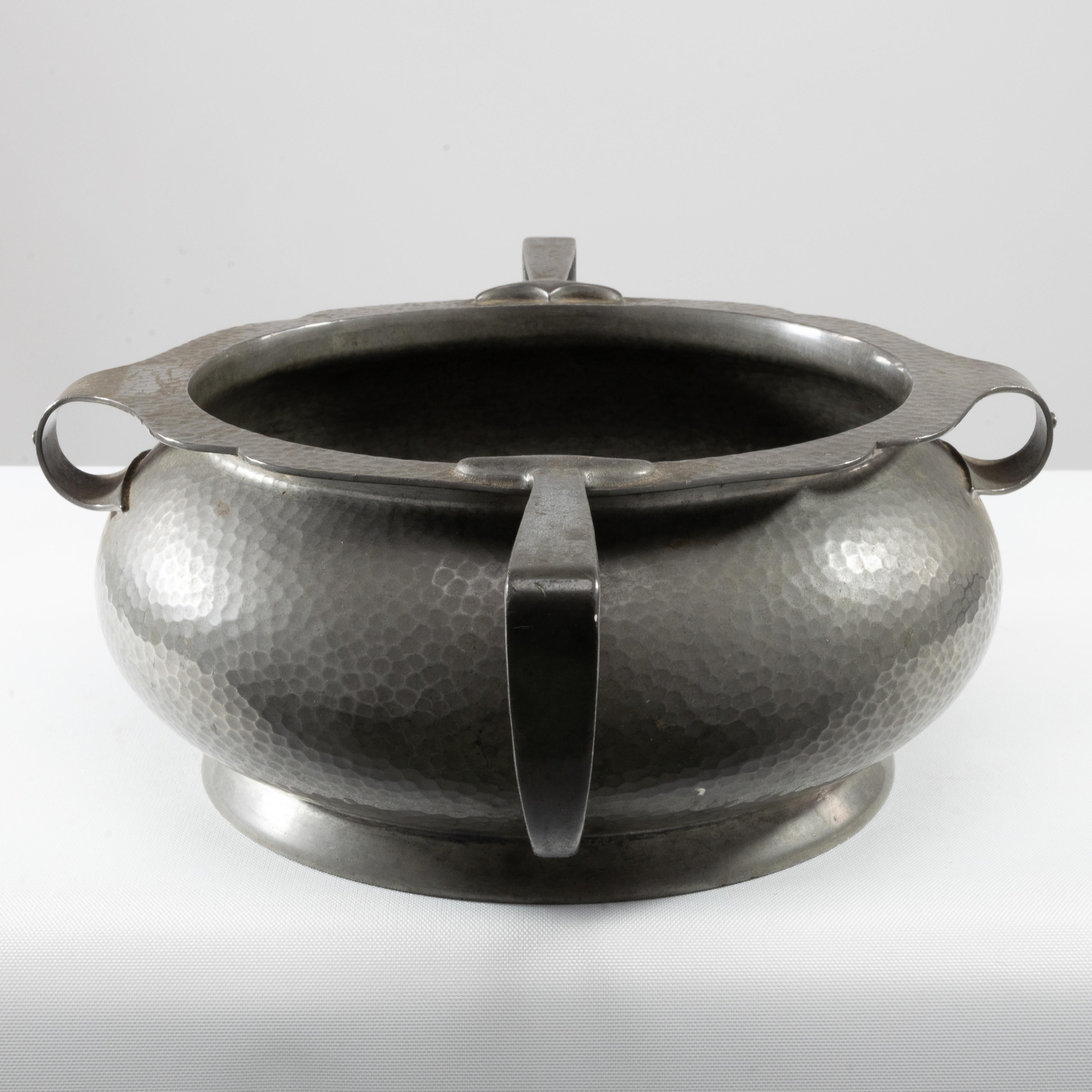 Peltro Fruttiera o centrotavola inglese Art Deco martellato a mano con manici allungabili in vendita