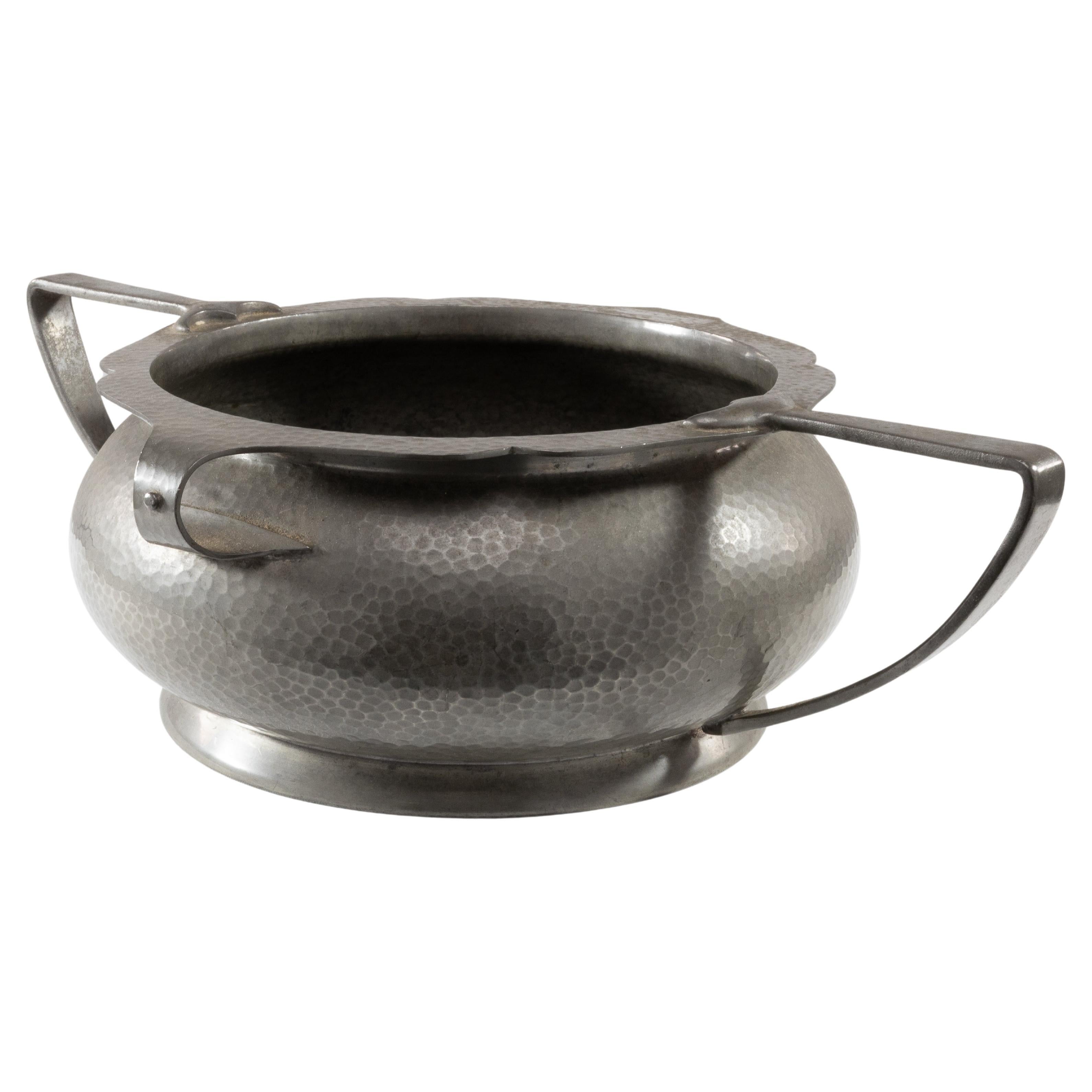 Frutero o centro de mesa inglés Art Déco martillado a mano con asas extensibles