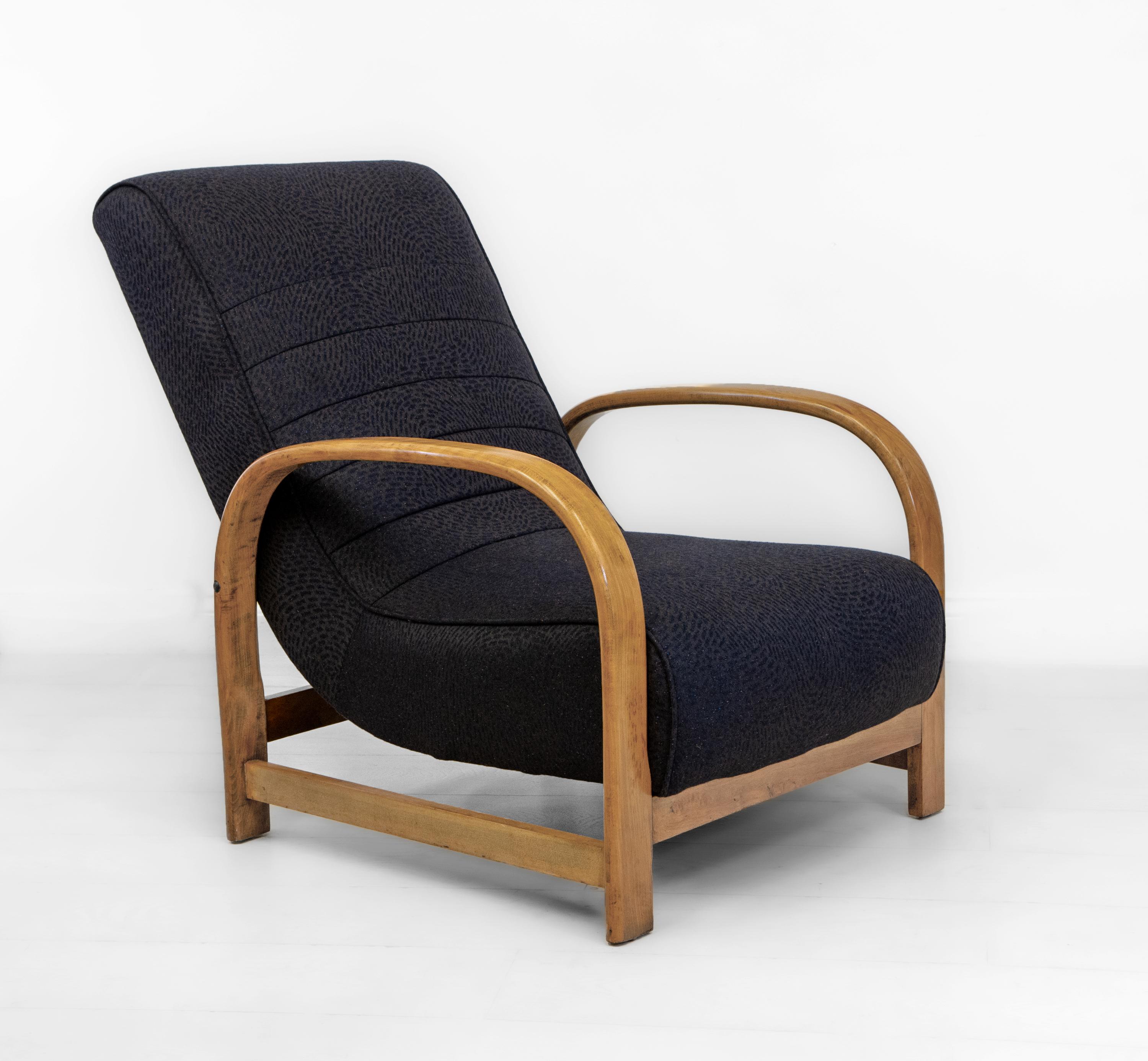 
Chaise de salon en hêtre courbé de style Art déco, avec tissu jacquard en laine mélangée de Beeche. Vers les années 1930.

Le cadre a été repeint à la gomme-laque et présente une finition lisse et cirée, d'une belle brillance. La chaise conserve