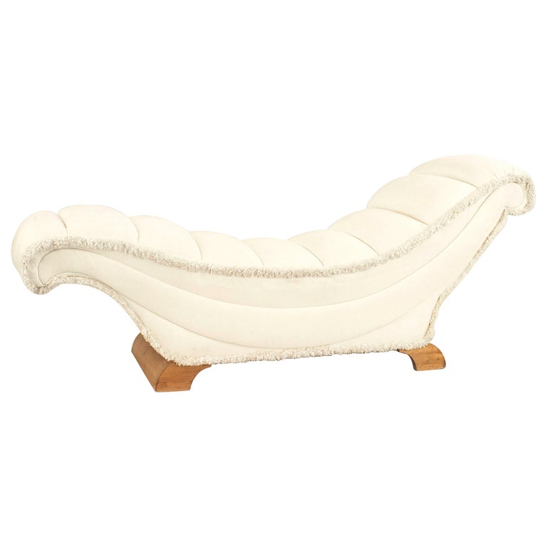 English Art Deco White Cotton Recamier, early 20th century, offered by Newel