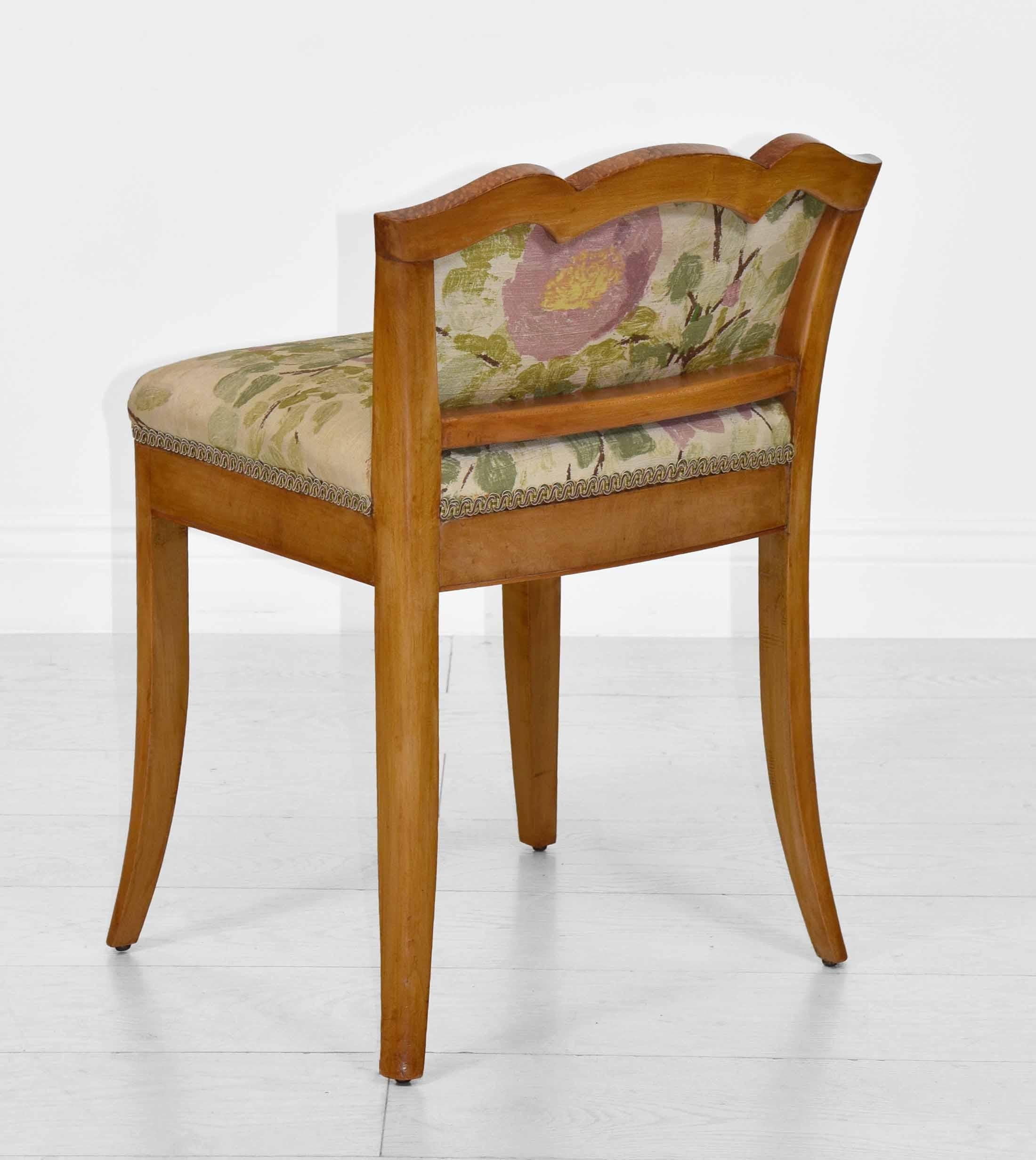 Mid-20th Century English Art Deco Maple Vanity Stool Seat with the Original 1930s Fabric