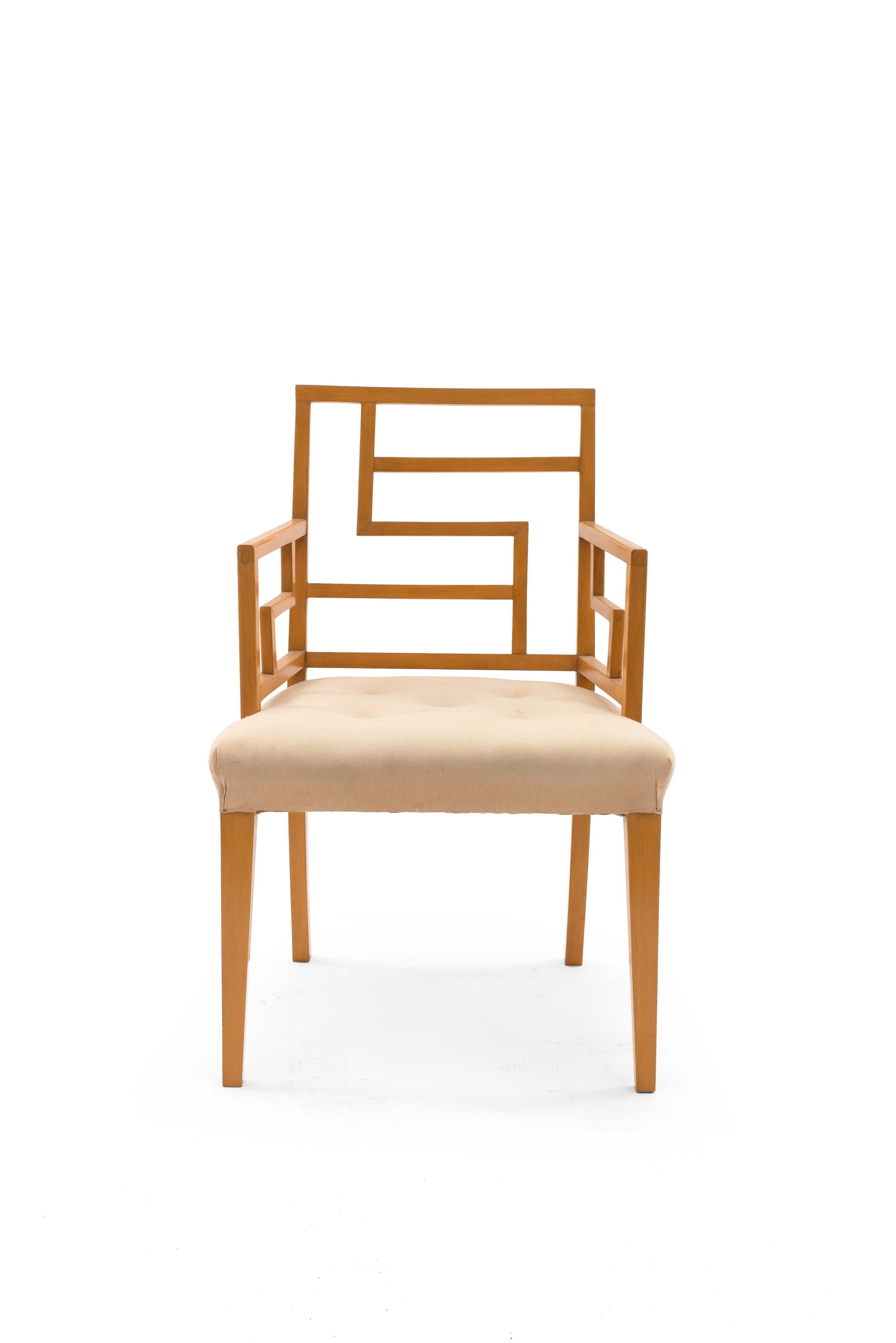 4 fauteuils anglais des années 1940 en érable avec dossier à motif géométrique ouvert et assise tapissée (modèle pour la salle à manger du Claridge's Hotel, Londres).