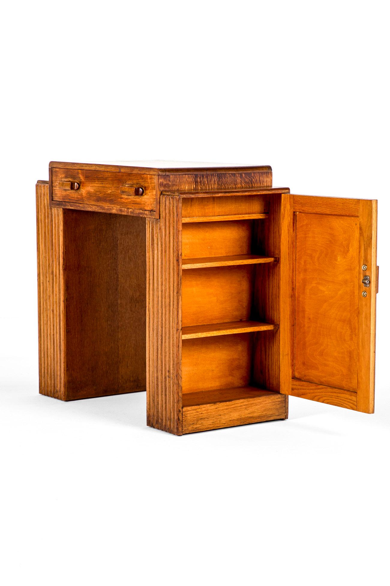 Englischer Art-Deco-Schreibtisch aus Eiche im Zustand „Hervorragend“ im Angebot in Faversham, GB