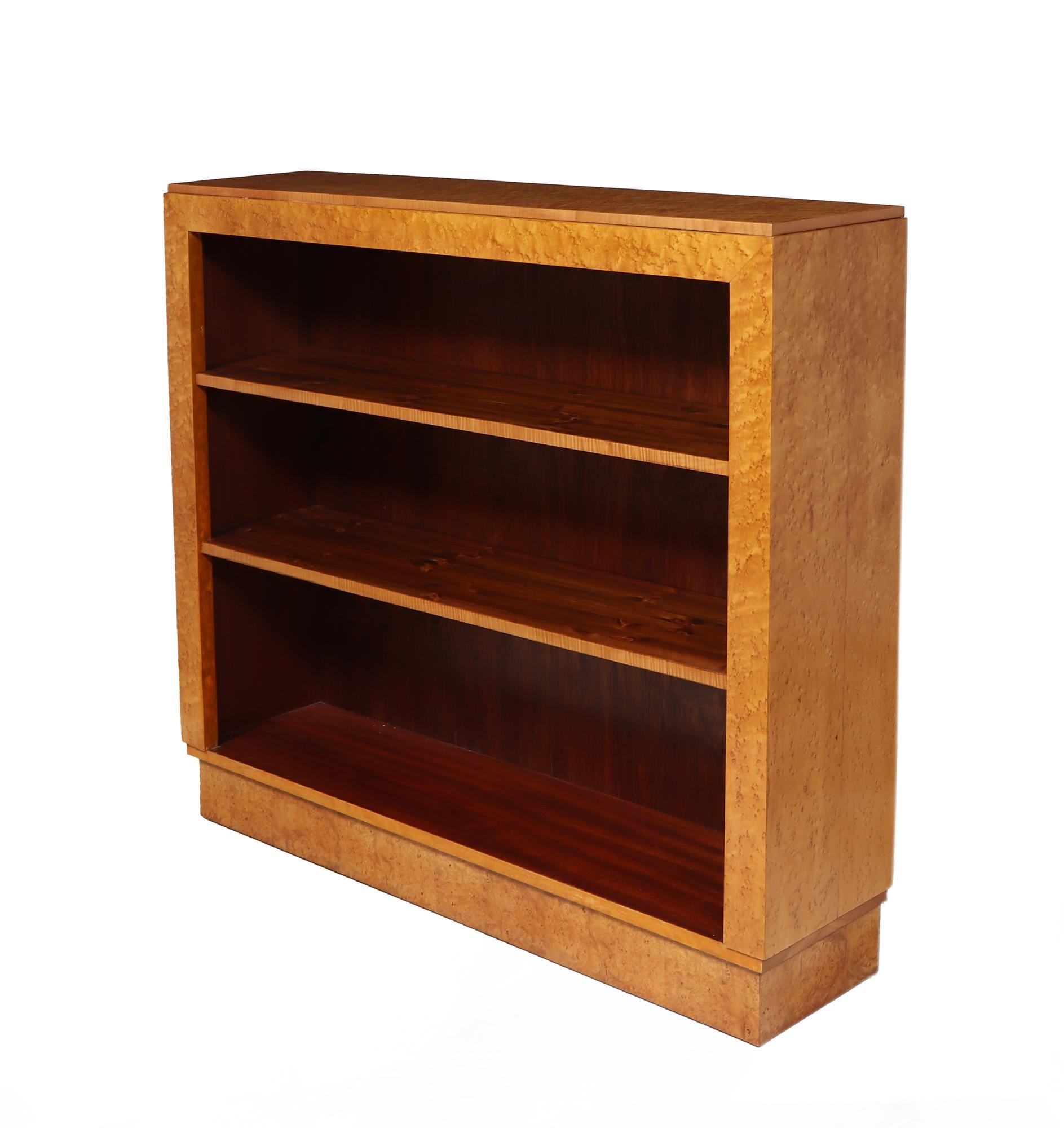 ART DECO BOOKCASE
This Art Deco Birds Eye maple open bookcase from England in the 1920s boasts a timeless and elegant design that exudes sophistication. The two adjustable shelves offer versatility for organising your collection of books or