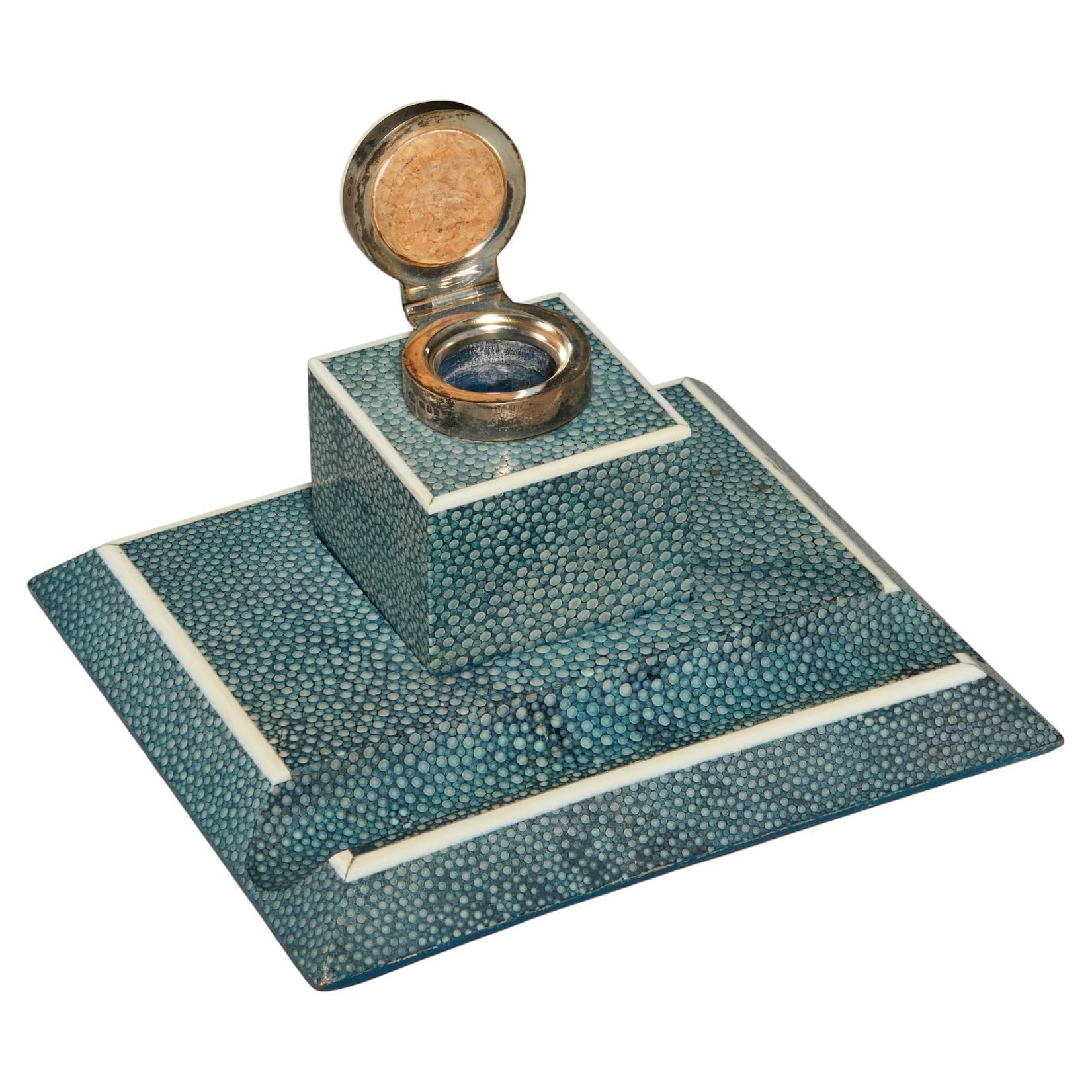 Englische Art Deco Periode Blau Chagrin Schreibtisch Set von einer Mappe und Tintenfass.
Silberpunze George Betjemann & Sons aus dem Jahr 1928.
 
