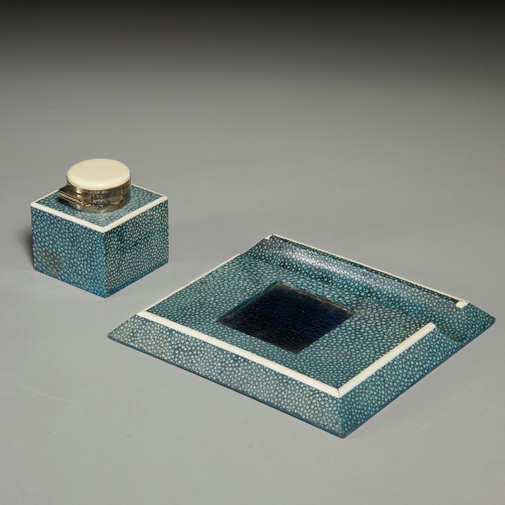 English Art Deco Period Blue Shagreen Desk Set of a Folder and Inkwell In Good Condition For Sale In Montreal, QC