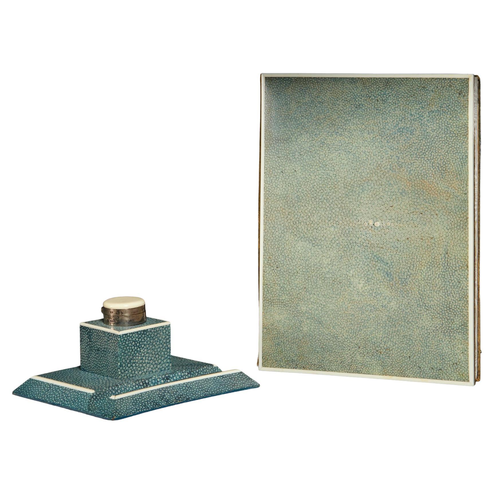 Englisches Schreibtischset aus blauem Chagrinleder und Tintenfass aus der englischen Art déco-Periode