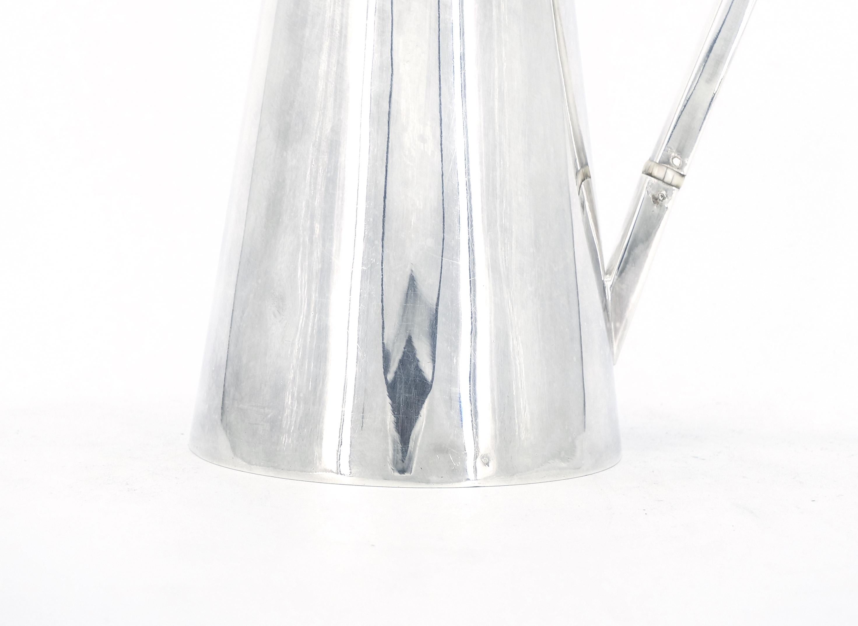 Anglais Pichet à eau ou pot à chocolat en métal argenté d'époque Art Déco anglais en vente