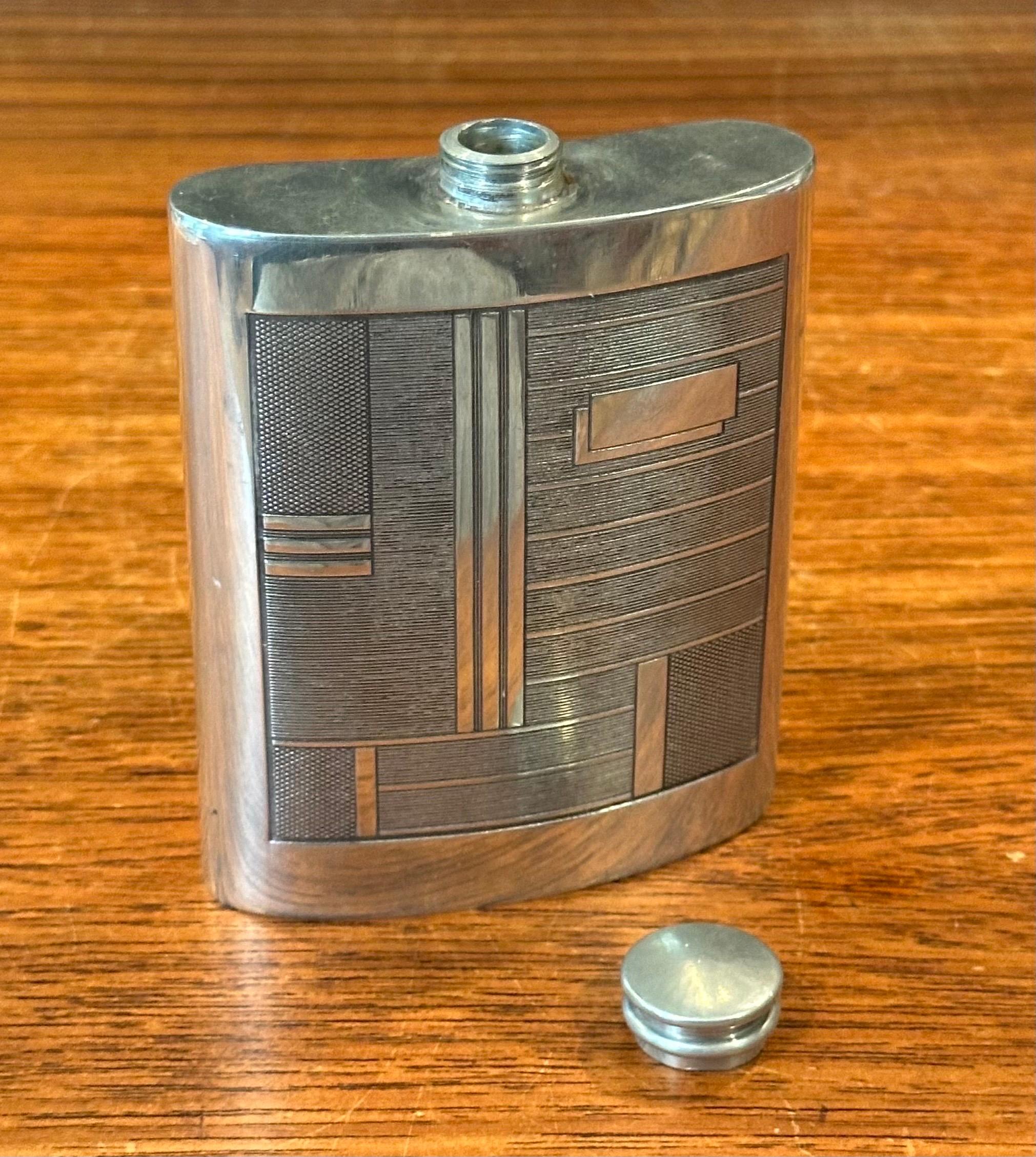 English Art Deco Pewter Flask with Geometric Pattern and Beefeater Mark For Sale 3