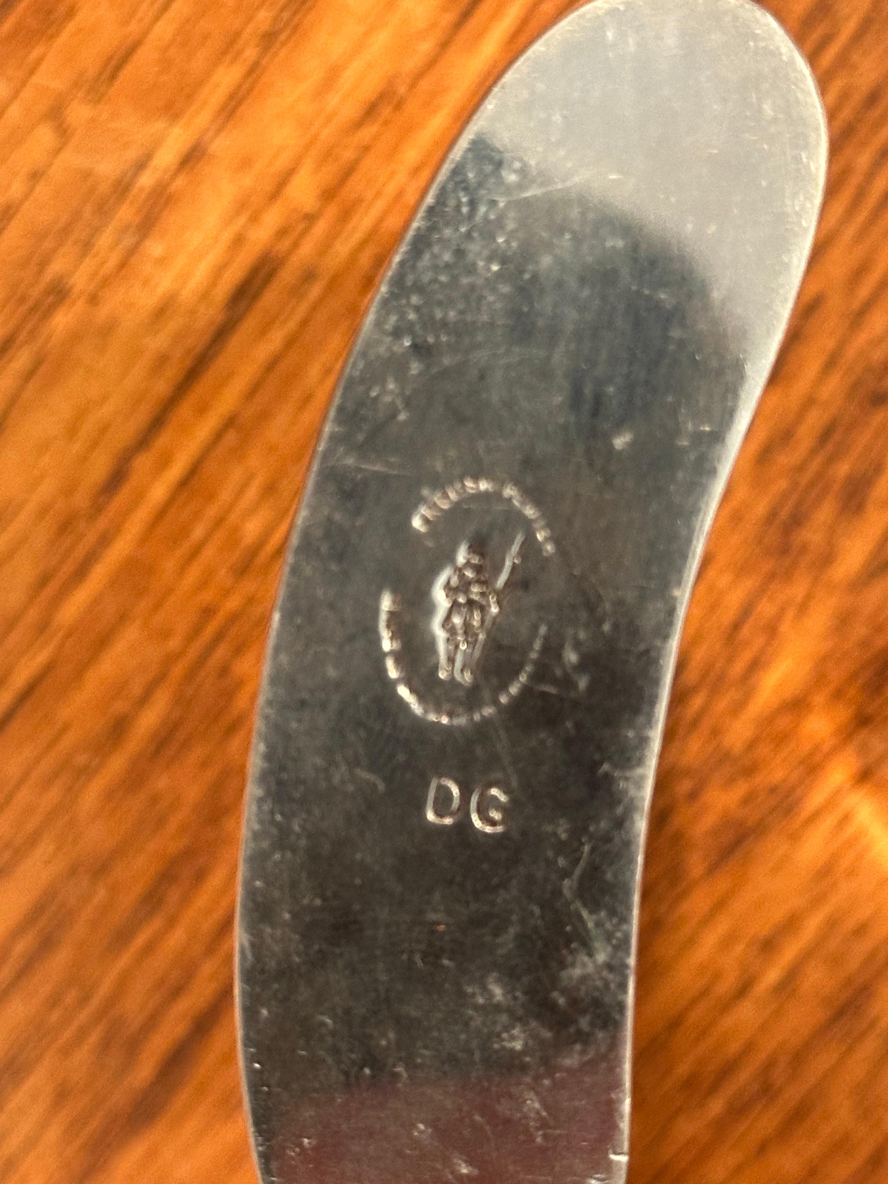 English Art Deco Pewter Flask with Geometric Pattern and Beefeater Mark For Sale 4