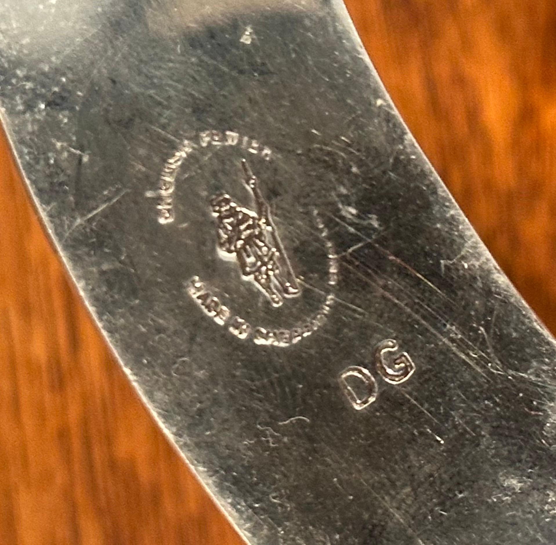 English Art Deco Pewter Flask with Geometric Pattern and Beefeater Mark For Sale 5