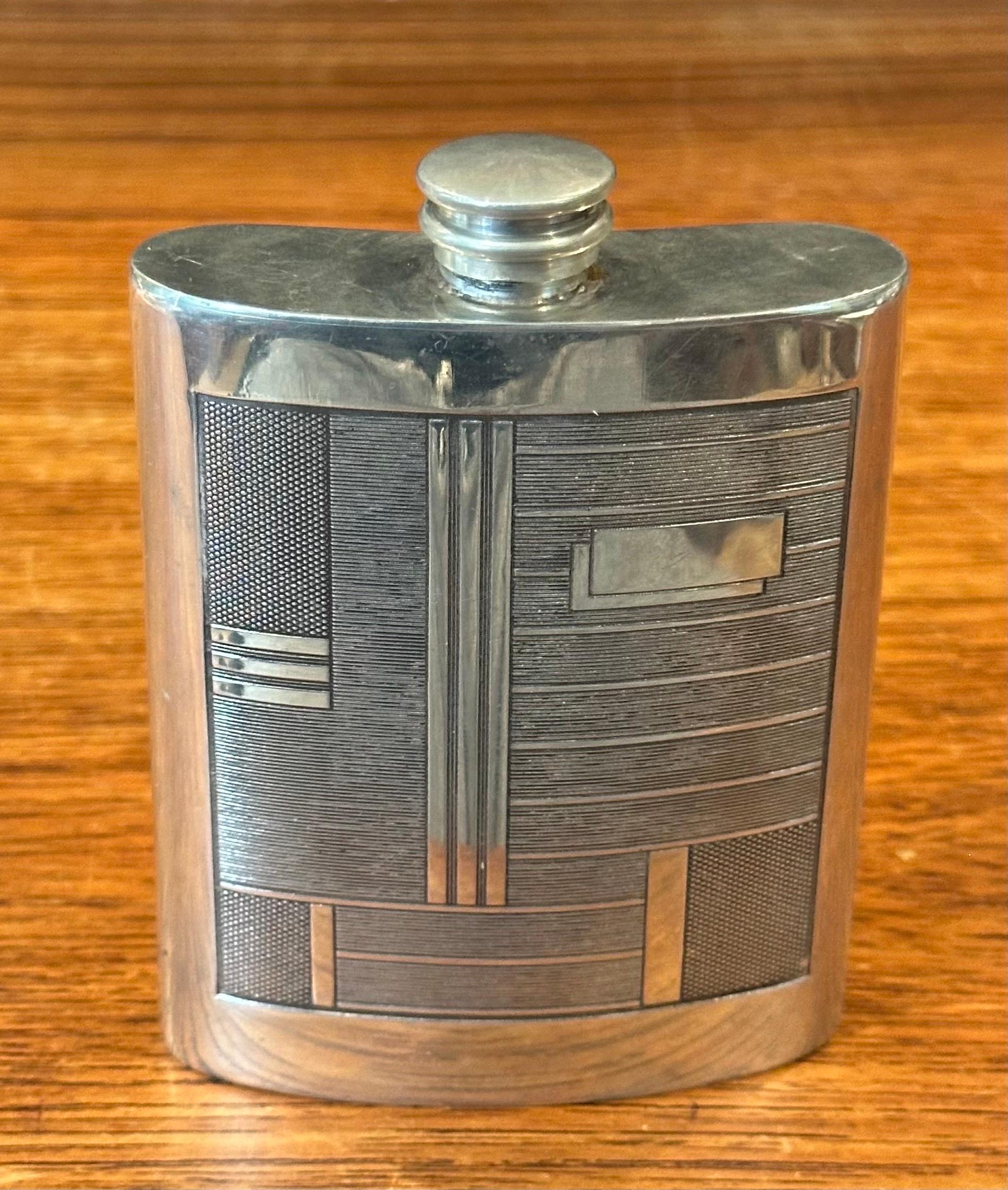 English Art Deco Pewter Flask with Geometric Pattern and Beefeater Mark In Good Condition For Sale In San Diego, CA