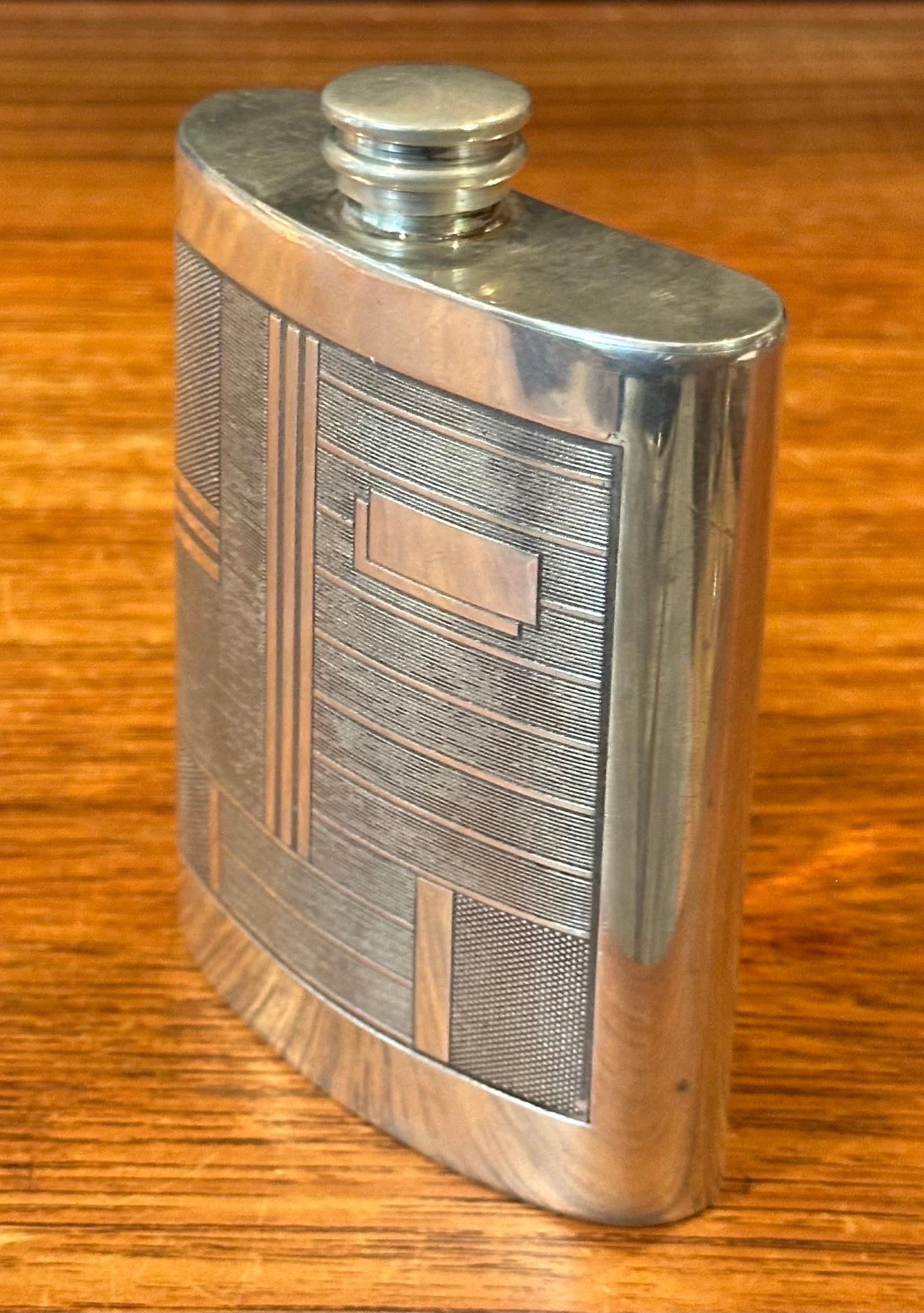 English Art Deco Pewter Flask with Geometric Pattern and Beefeater Mark For Sale 1