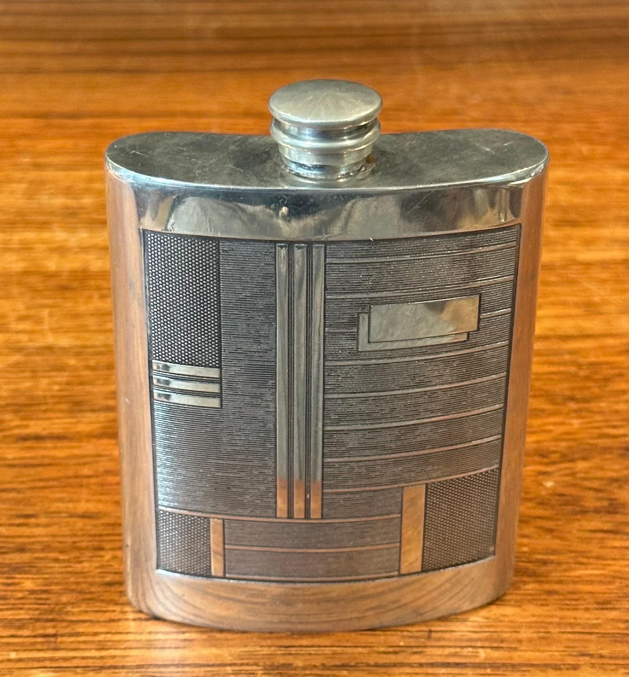 English Art Deco Pewter Flask with Geometric Pattern and Beefeater Mark For Sale 2