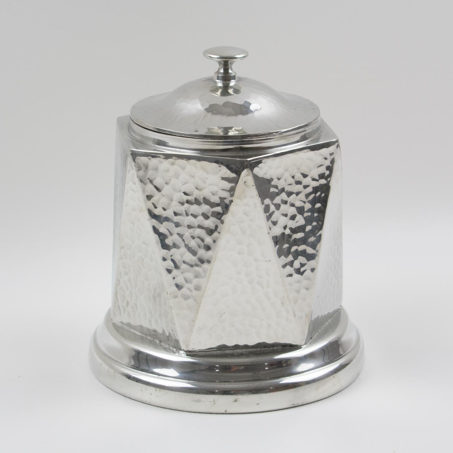 This elegant English Art Deco geometric hand-hammered dinanderie polished-pewter-covered decorative box or tea caddy was manufactured by A.E. Poston & Company, Birmingham, England, for their Knighthood Old English Pewter Collection. The lovely