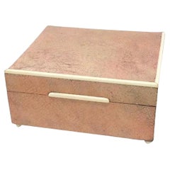 Englische rosafarbene Art-Déco-Schachtel aus Chagrinleder auf Kugelfüßen und markiertem Ahornholz und Webb