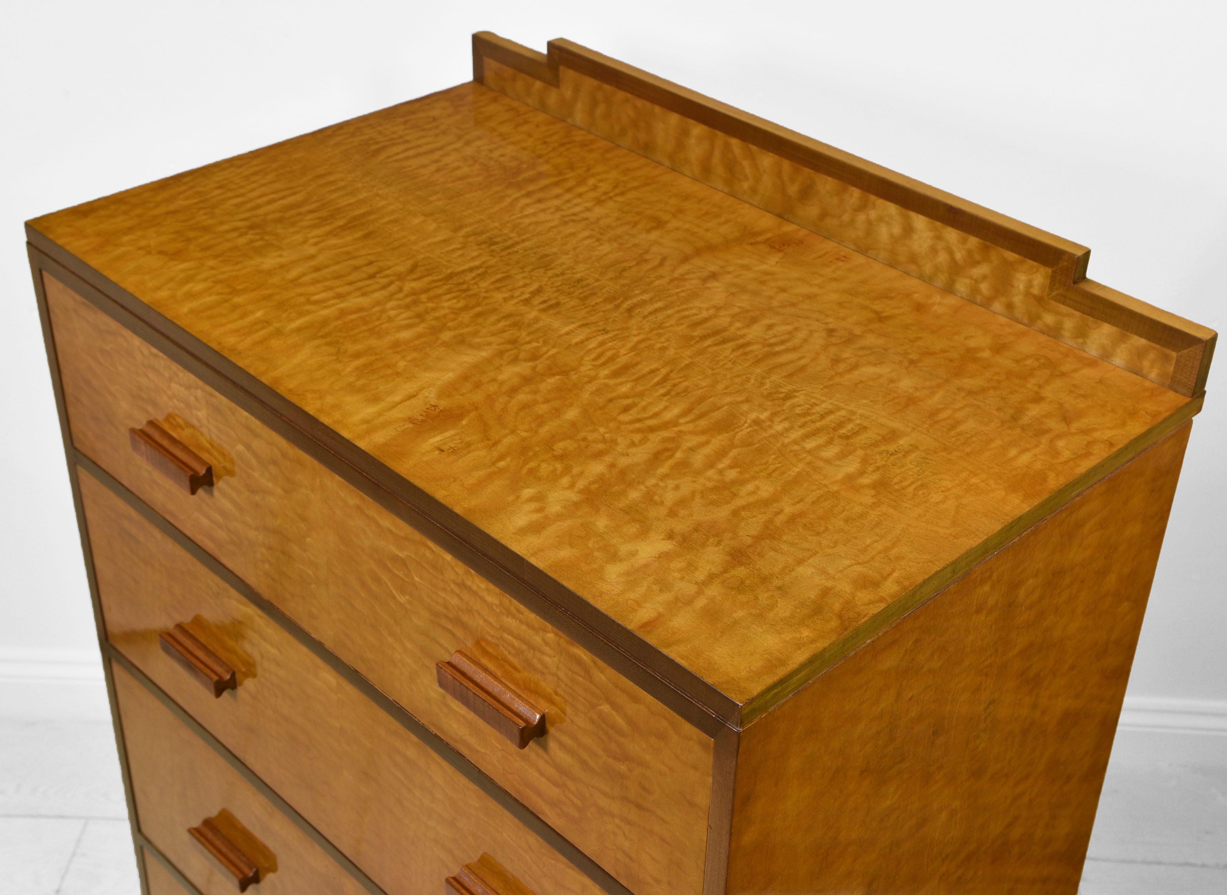 English Art Deco Quilted Maple Chest of Drawers, 1930s In Good Condition For Sale In Norwich, GB