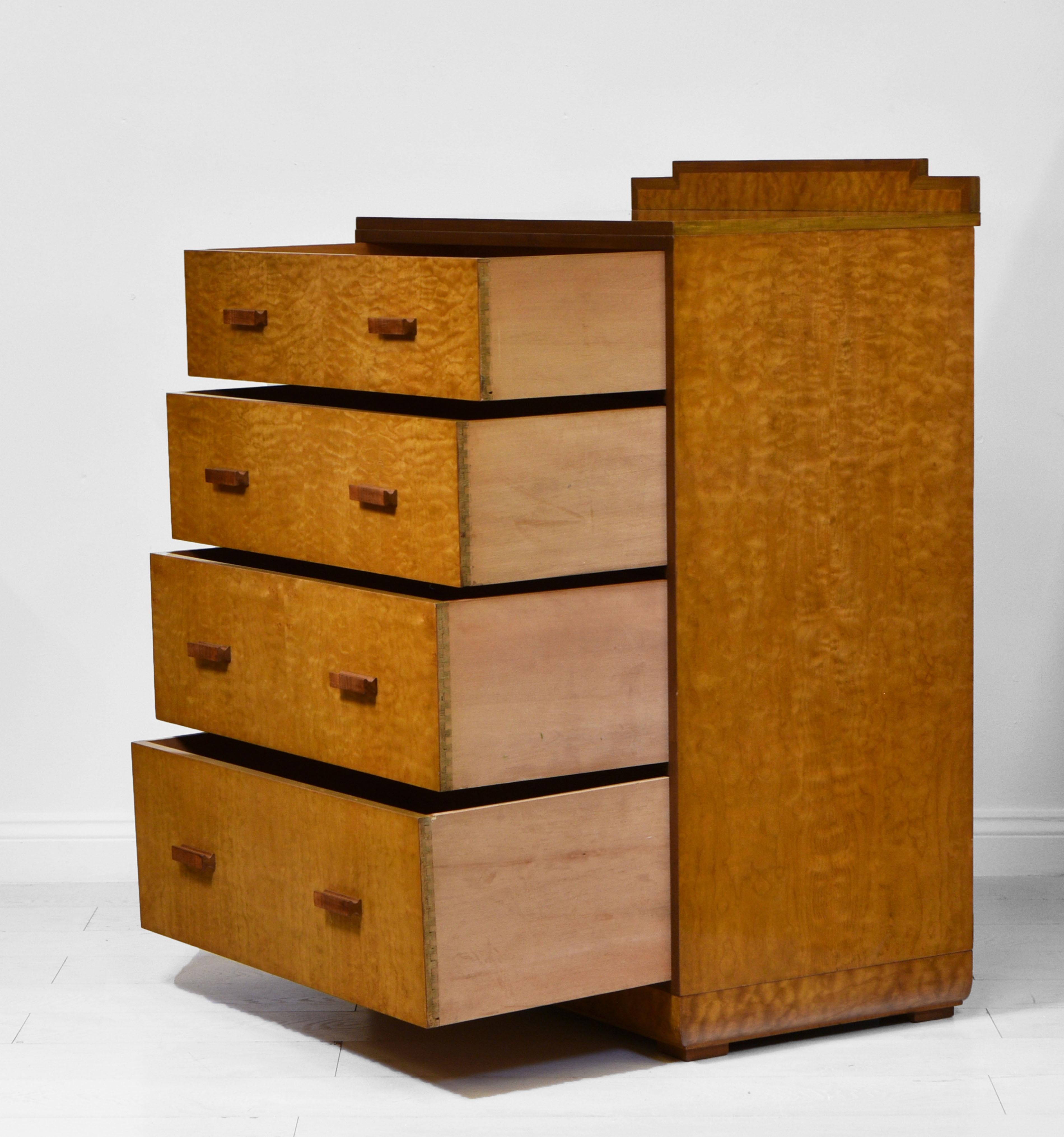 English Art Deco Quilted Maple Chest of Drawers, 1930s For Sale 1