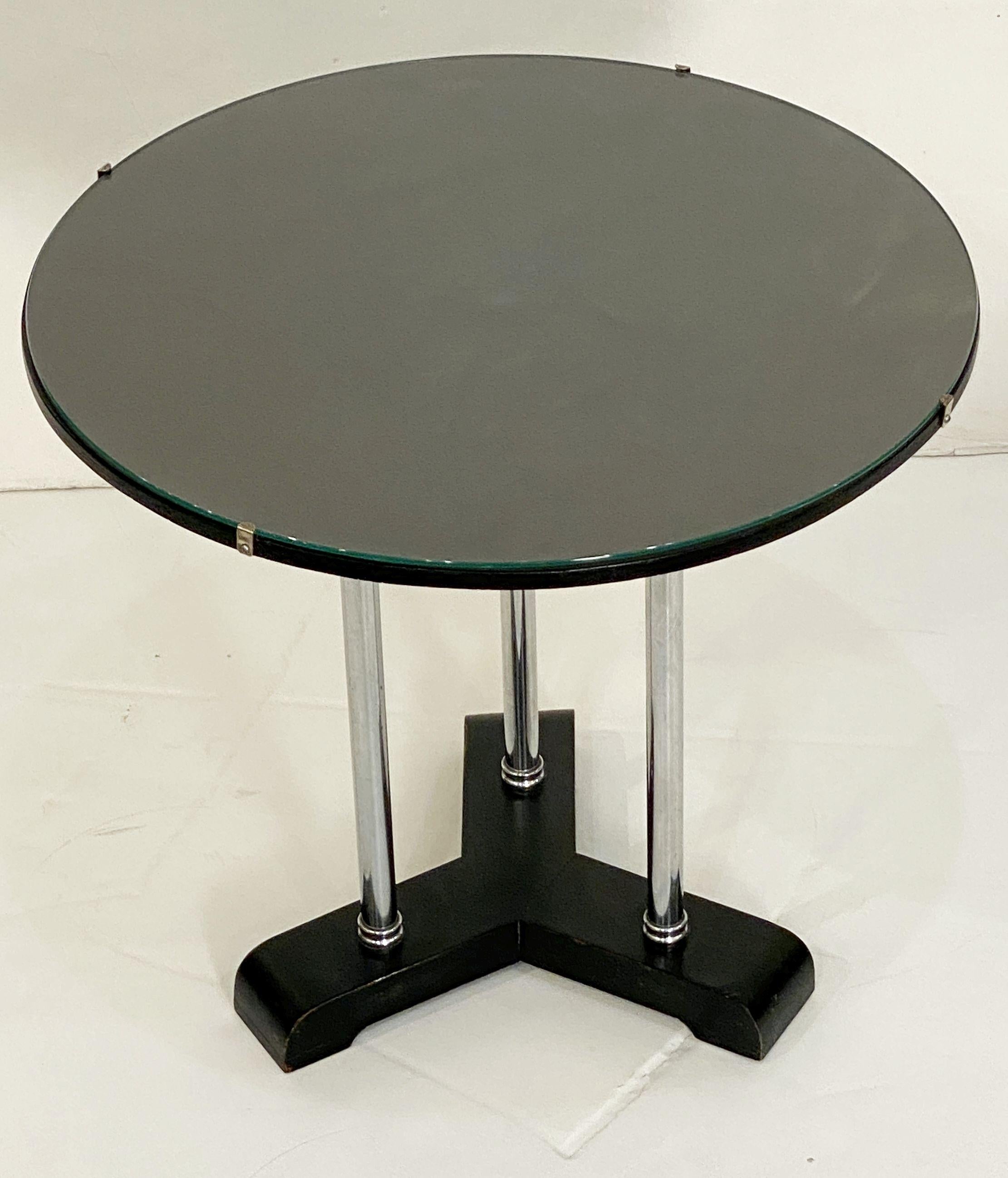 Table à boissons rondes Art Déco anglaise à trois pieds en chrome, bois ébénisé et verre  en vente 3