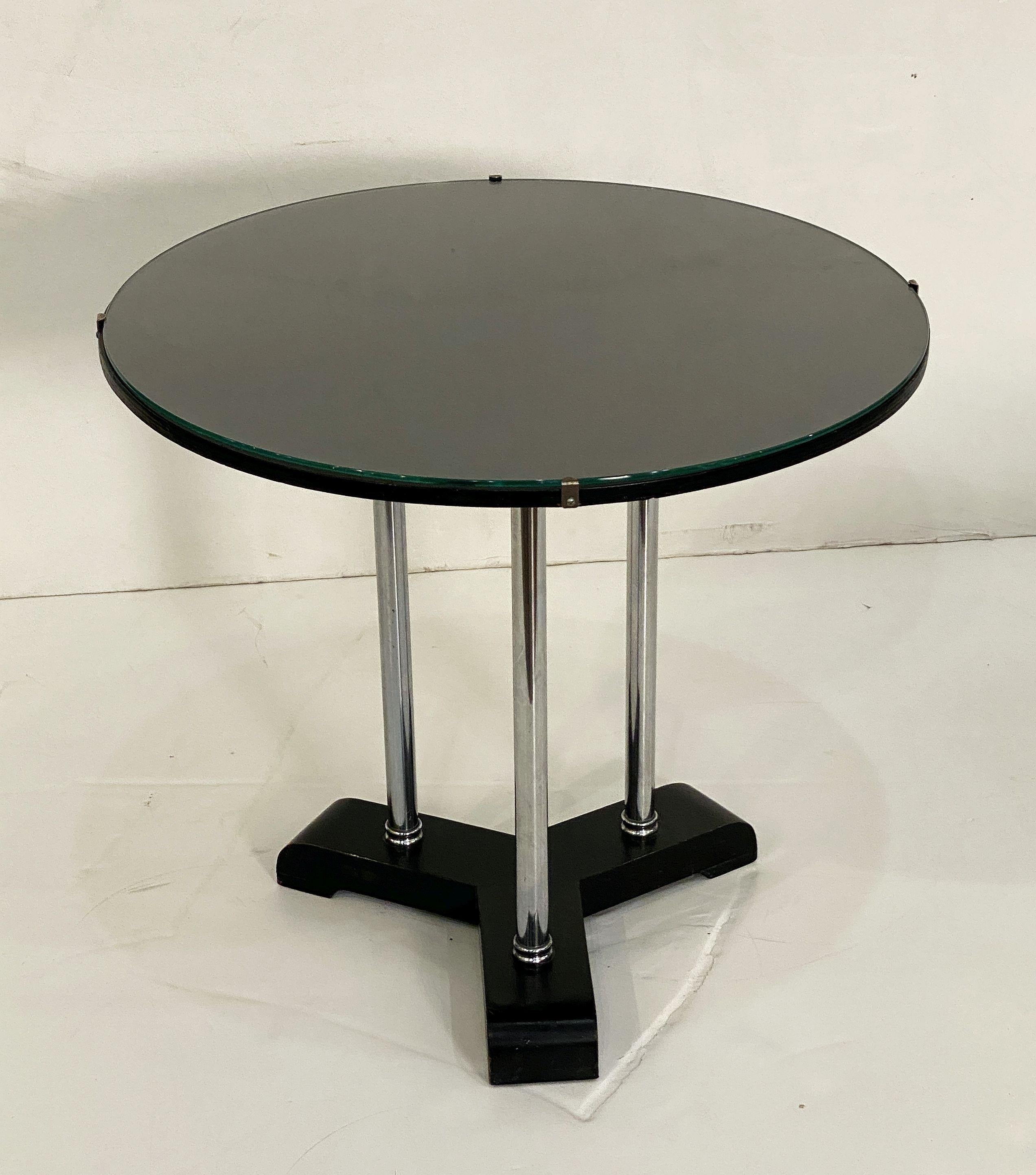 Métal Table à boissons rondes Art Déco anglaise à trois pieds en chrome, bois ébénisé et verre  en vente