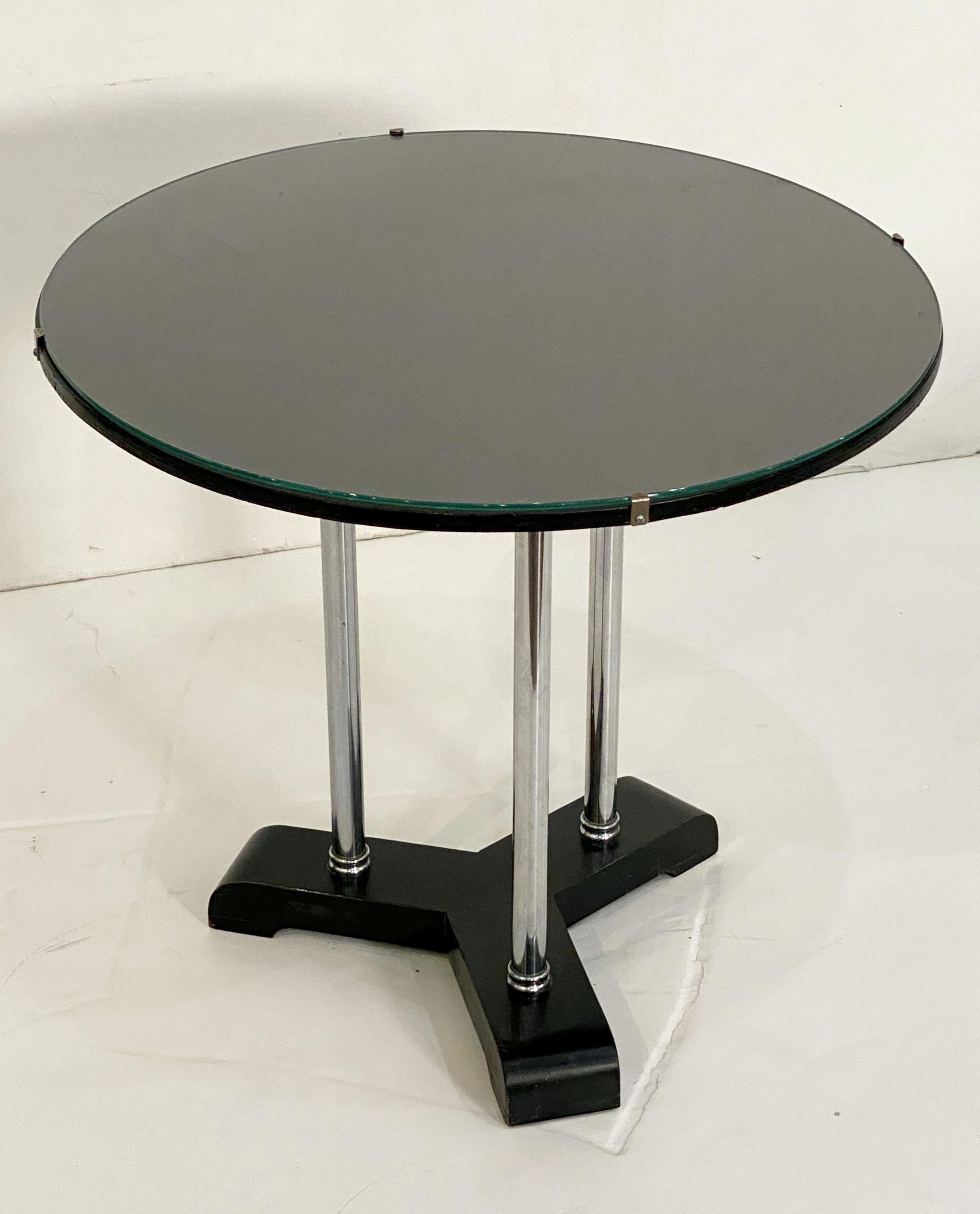 Table à boissons rondes Art Déco anglaise à trois pieds en chrome, bois ébénisé et verre  en vente 1