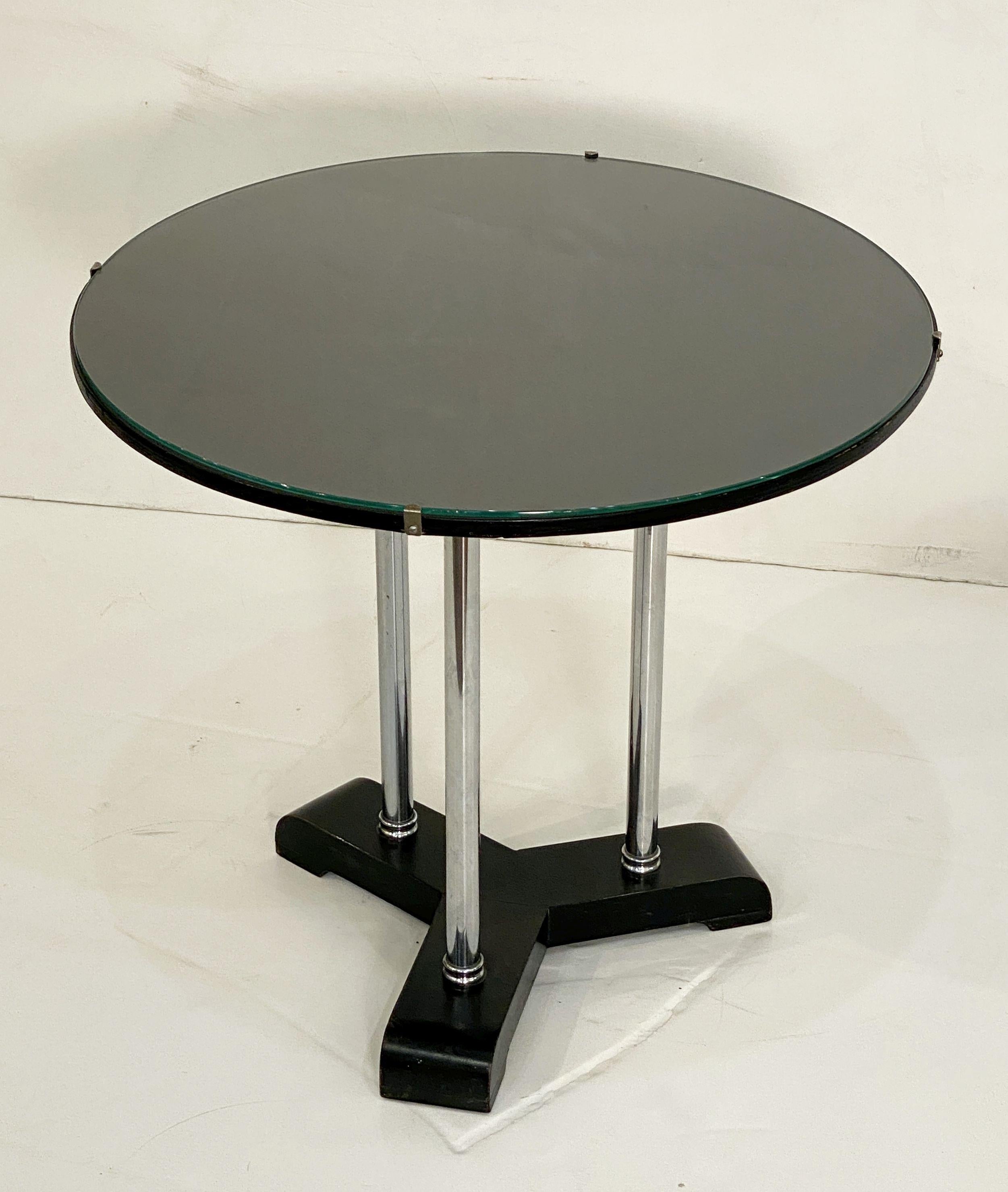 Table à boissons rondes Art Déco anglaise à trois pieds en chrome, bois ébénisé et verre  en vente 2