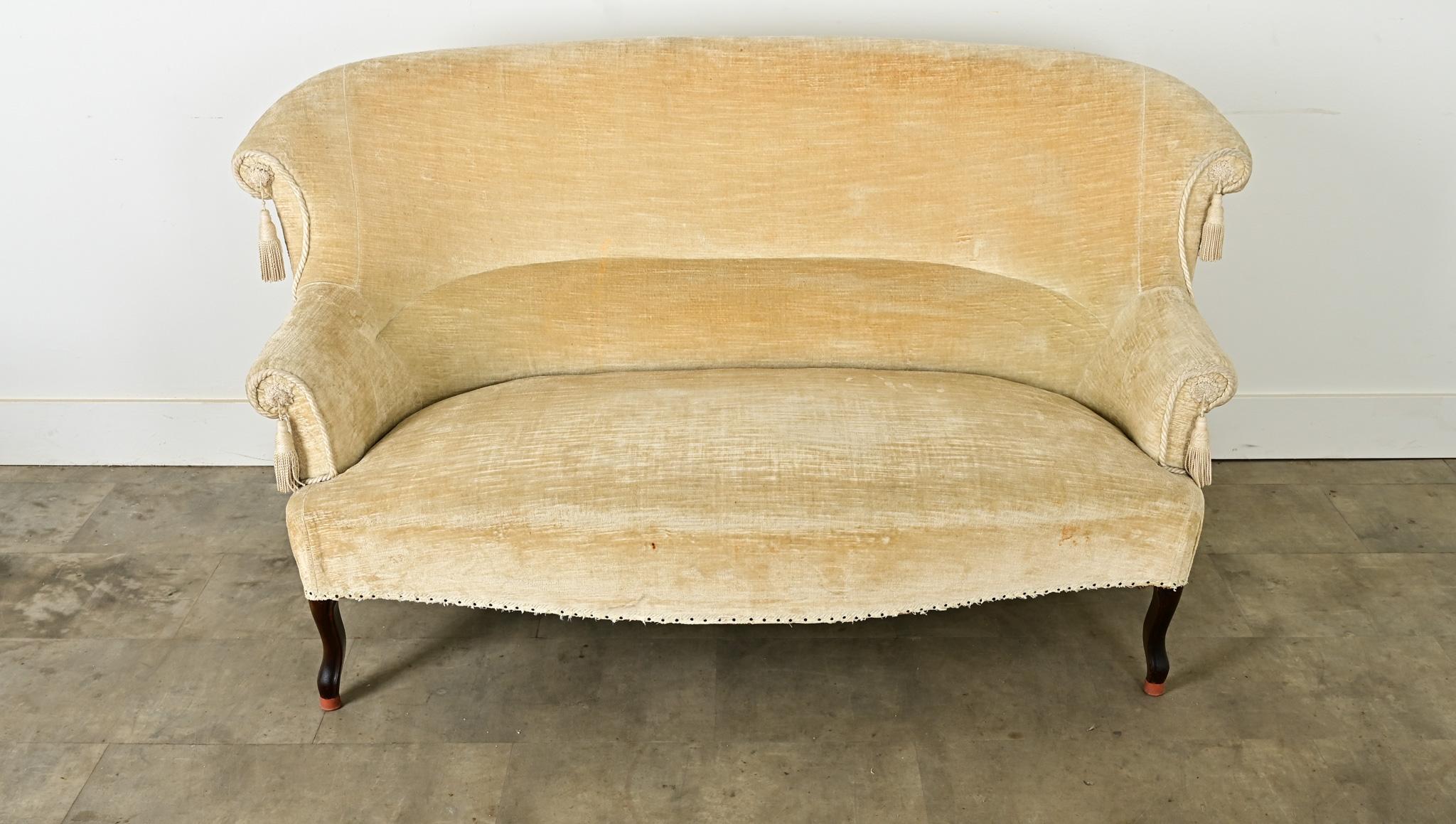 English Art Deco Settee with Tassels In Good Condition For Sale In Baton Rouge, LA