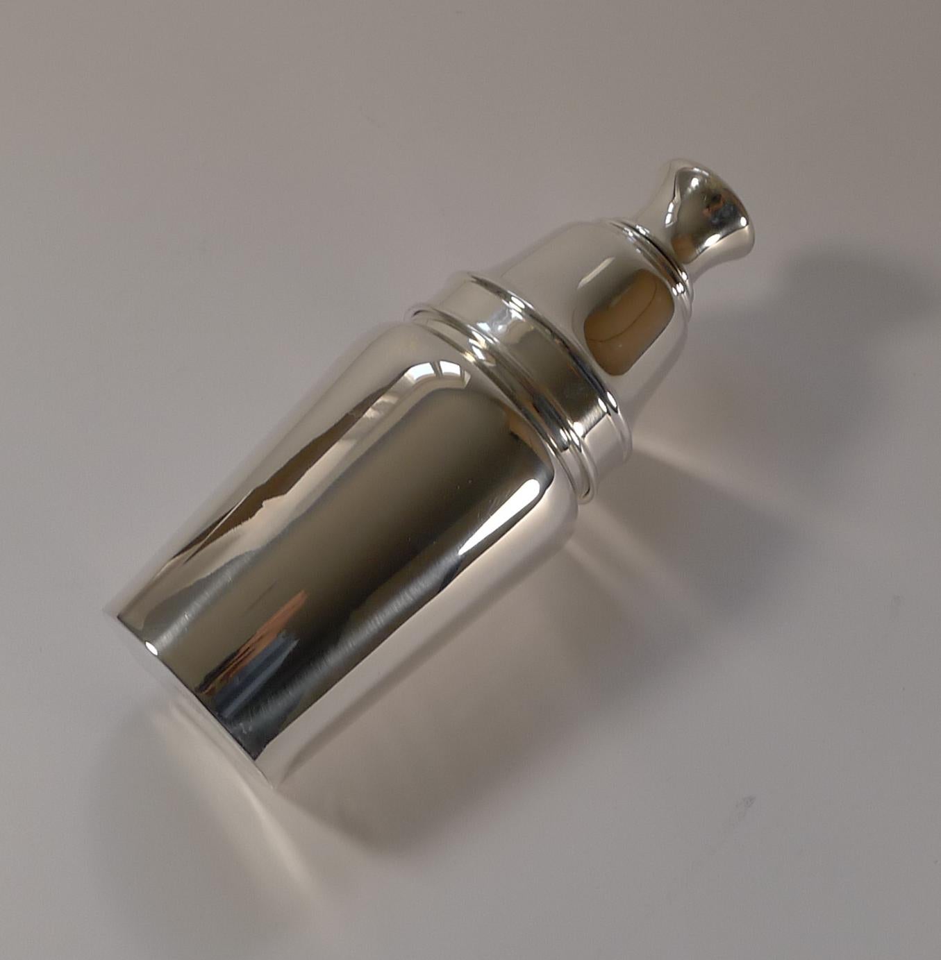 English Art Deco Silver Plated Cocktail Shaker by Barker Brothers, circa 1930 In Good Condition In Bath, GB