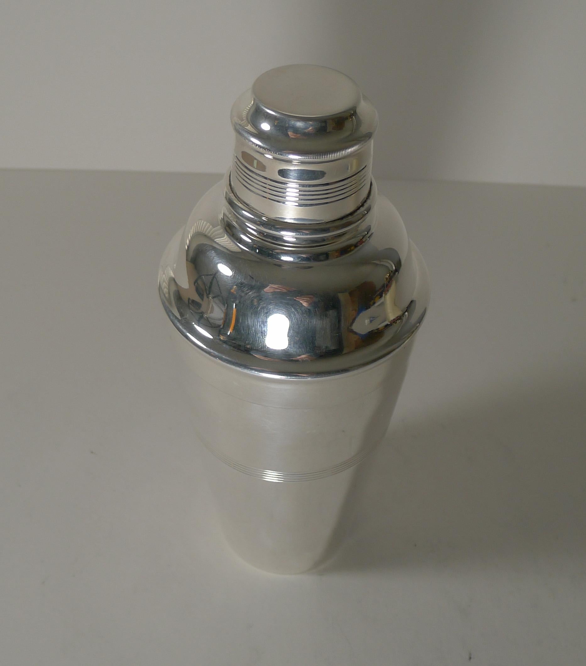 A handsome English silver plated cocktail shaker by the top-notch silversmith, Elkington & Co.

Excellent condition dating to c.1940; standing 8