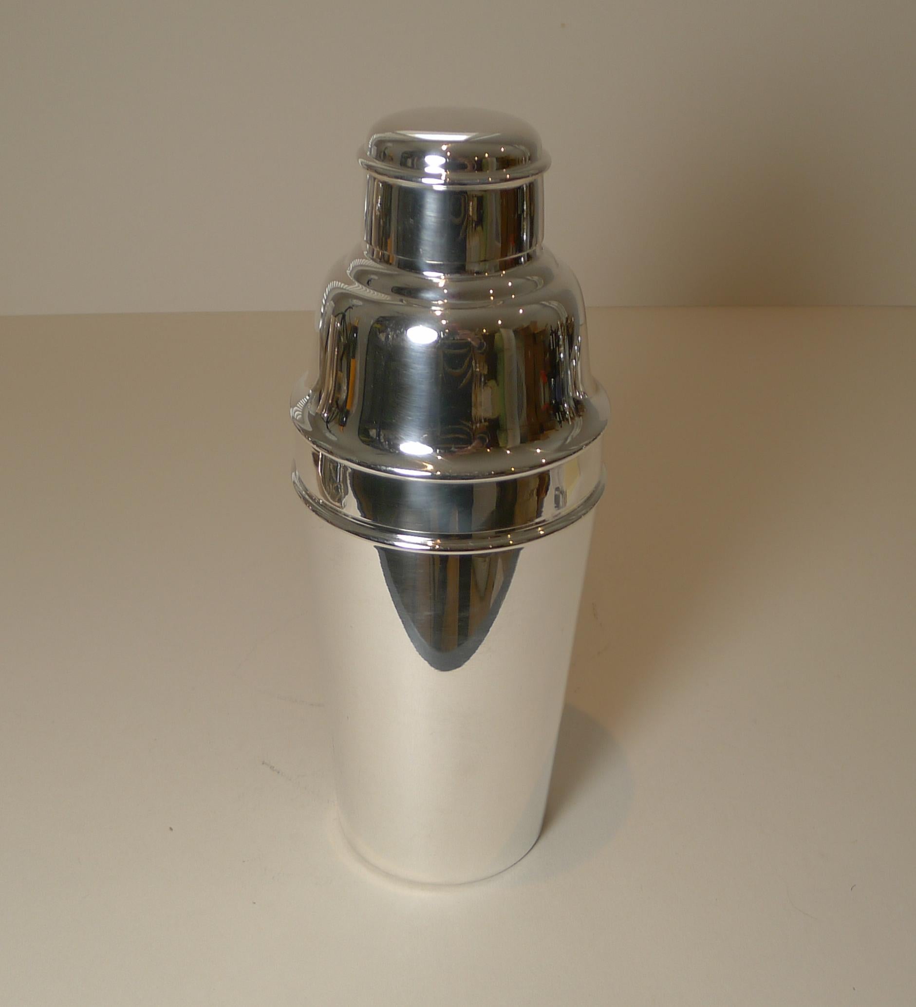 A handsome 1 pint cocktail shaker in silver plate by the top-notch silversmith, Mappin & Webb of London and Sheffield.

The underside is fully marked together with the trademark 