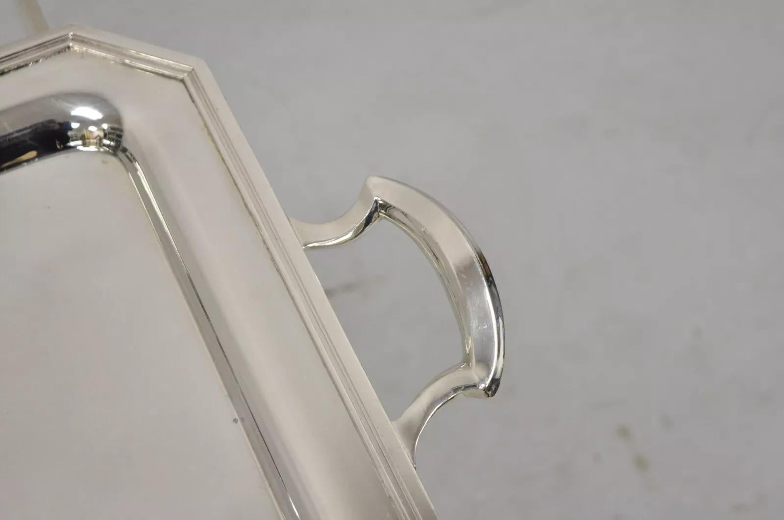 Englisches versilbertes, versilbertes Serviertablett mit zwei Henkeln im Art déco-Stil mit „GWB“-Monogramm (20. Jahrhundert) im Angebot