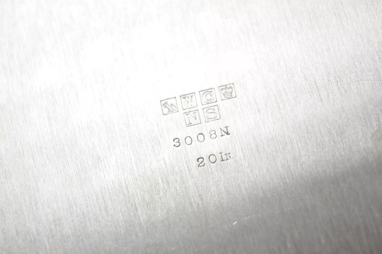 Englisches versilbertes, versilbertes Serviertablett mit zwei Henkeln im Art déco-Stil mit „GWB“-Monogramm im Angebot 2