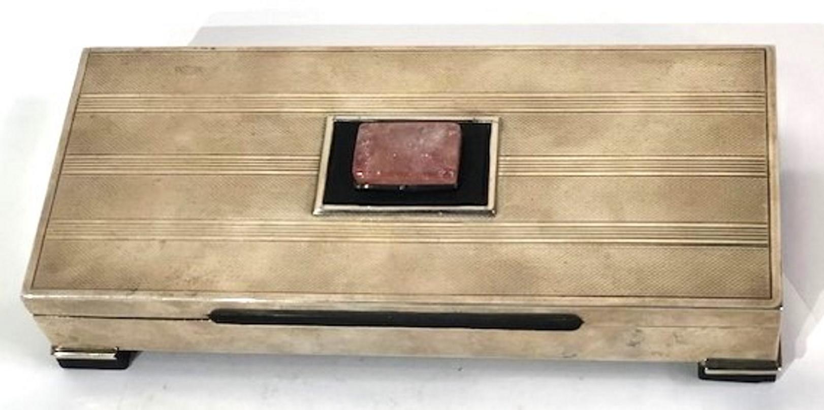 Art Decó inglés 
Cuadro Caja de cigarrillos
Plata de ley  925° 
Cuarzo Rosa, Ónix Negro, Madera Natural y Ebonizada 
Alrededor de 1930

DIMENSIONES
Altura: 3,25 pulgadas                           
Anchura: 19 pulgadas                          