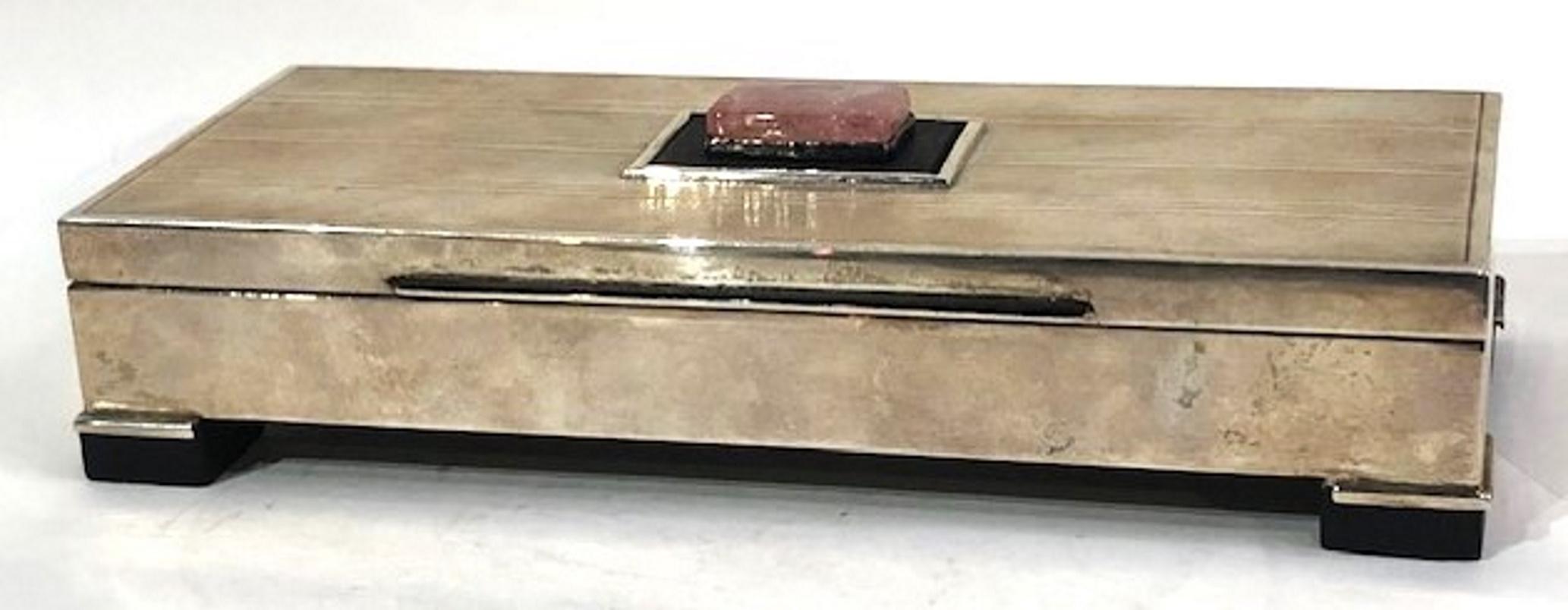 Caja inglesa para cigarrillos de mesa Art Decó de plata, cuarzo, ónice y madera, ca. 1930s Hecho a mano en venta