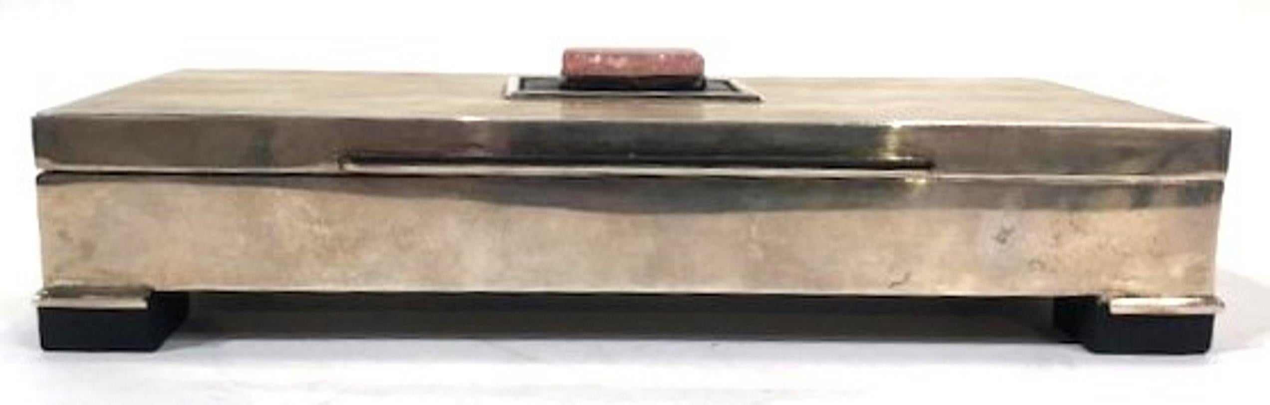 Caja inglesa para cigarrillos de mesa Art Decó de plata, cuarzo, ónice y madera, ca. 1930s en Bueno estado para la venta en New York, NY