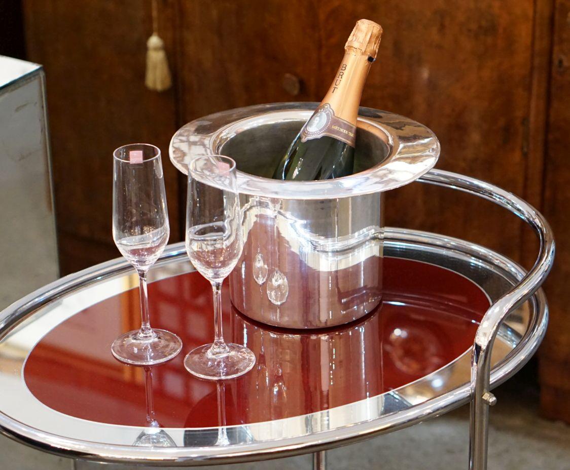 Un pimpant seau à champagne ou rafraîchisseur à vin en argent fin de l'époque Art Déco, en forme élégante de chapeau haut-de-forme de gentleman, par les célèbres orfèvres anglais, Mappin and Webb.

Le chapeau haut de forme est de la taille d'un