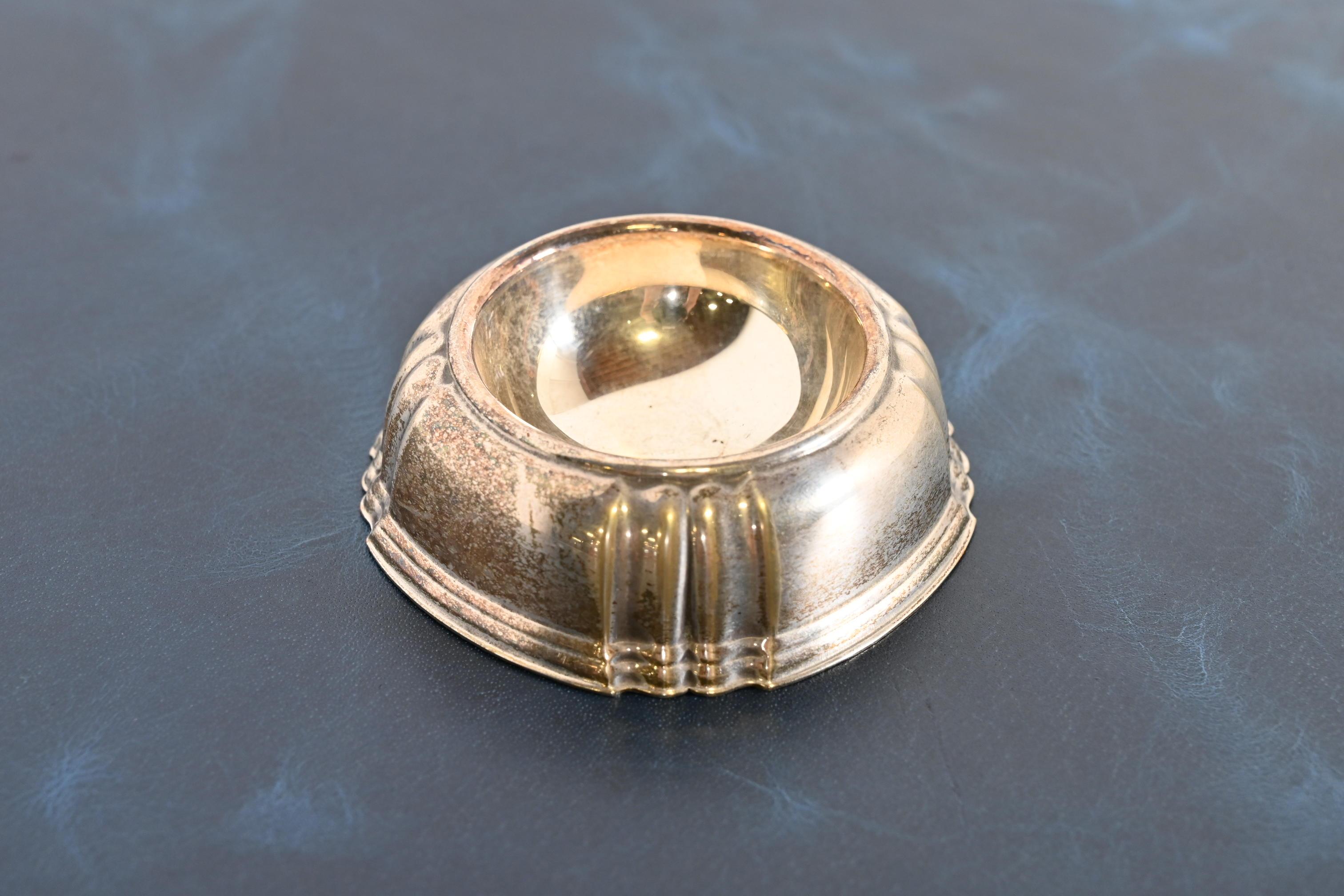 Precioso cenicero o bandeja recogecenizas de plata antigua Art Decó

A la manera de Tiffany & Co.

Por William Suckling

Inglaterra, principios del siglo XX

Medidas: 3,5