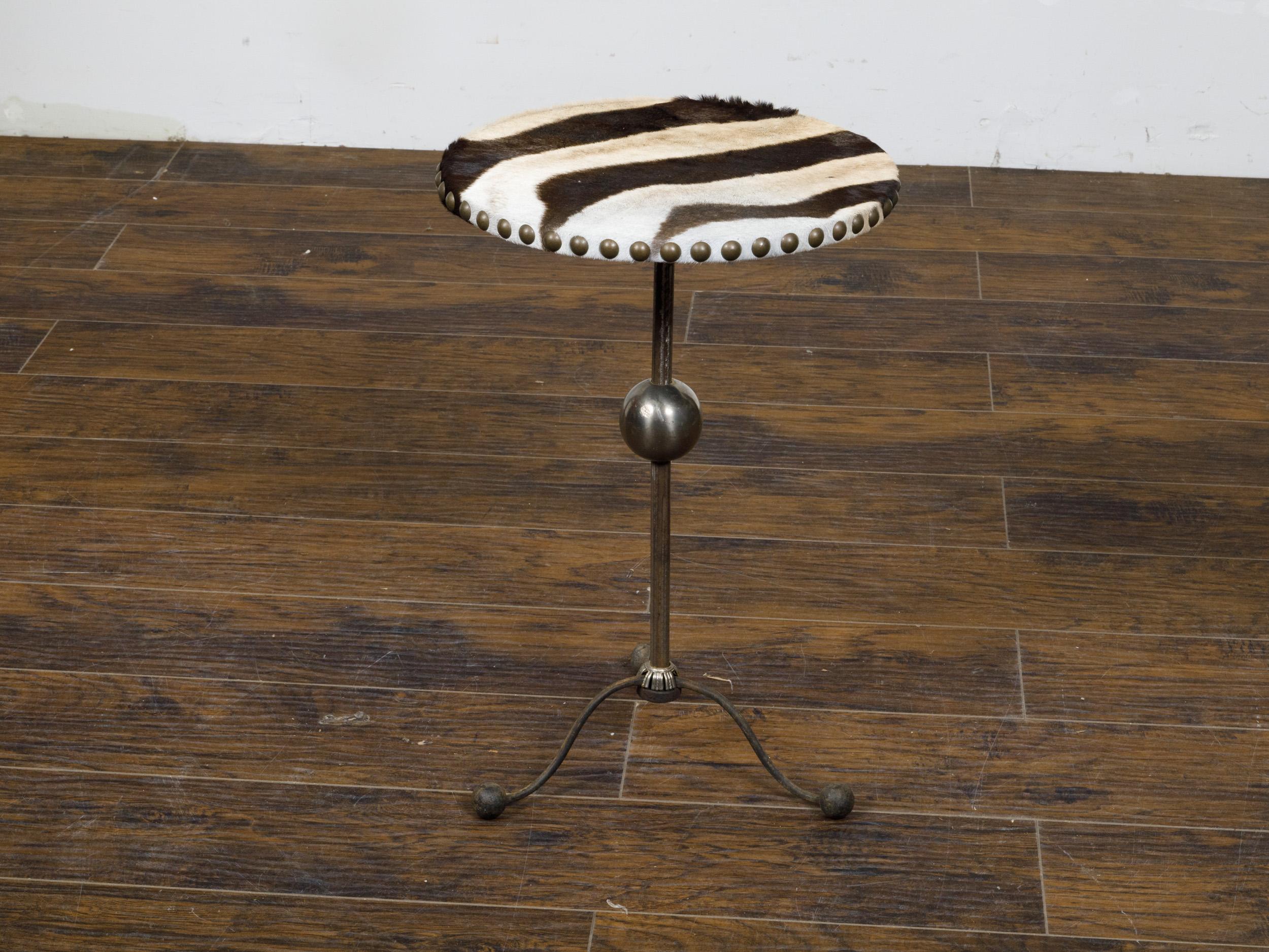 Englischer Guéridon-Beistelltisch aus Stahl im Art-Déco-Stil mit gepolsterter Platte aus Zebrafell im Zustand „Gut“ im Angebot in Atlanta, GA