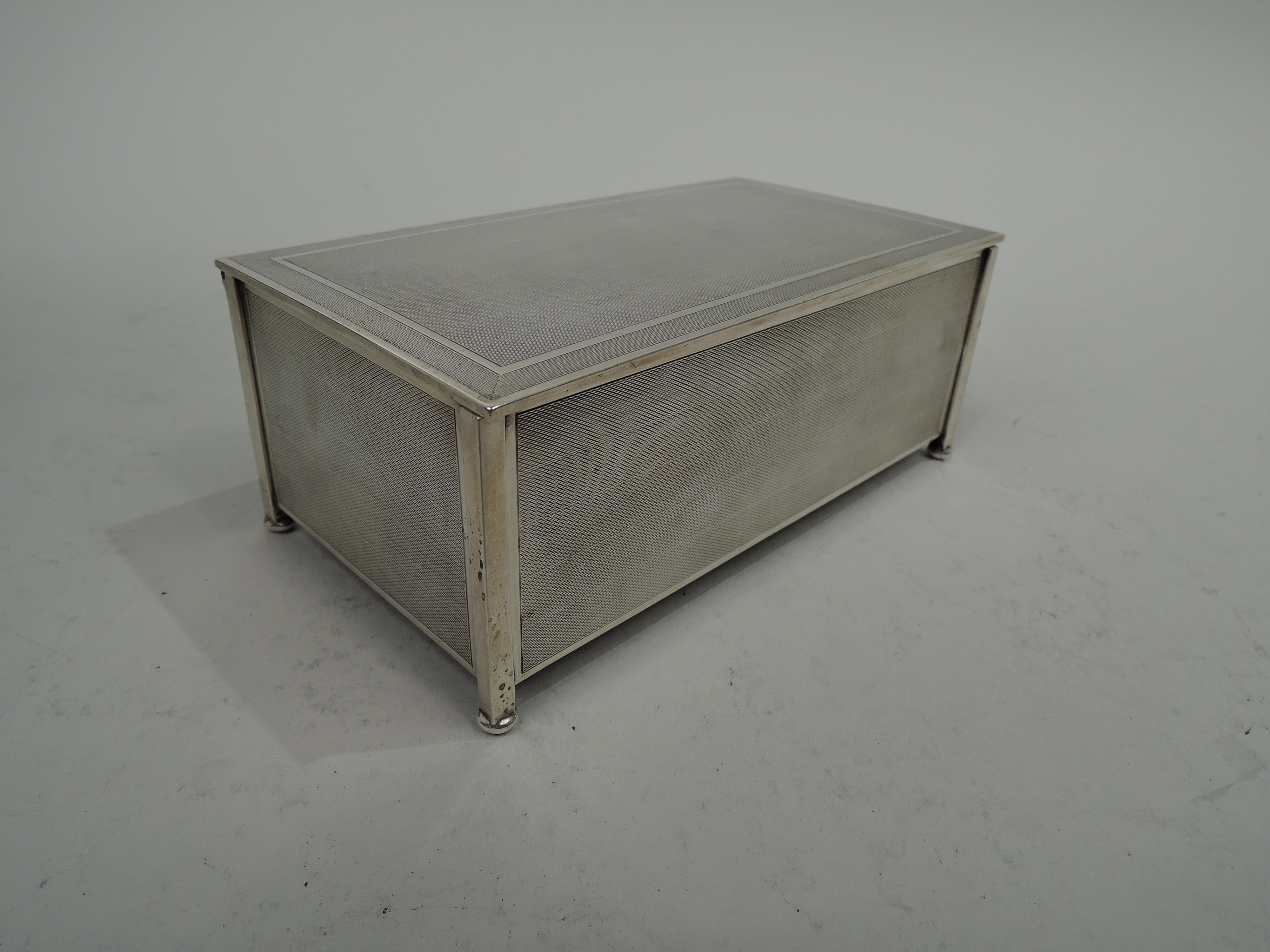 English Art Deco Sterling Silver Box In Good Condition For Sale In New York, NY