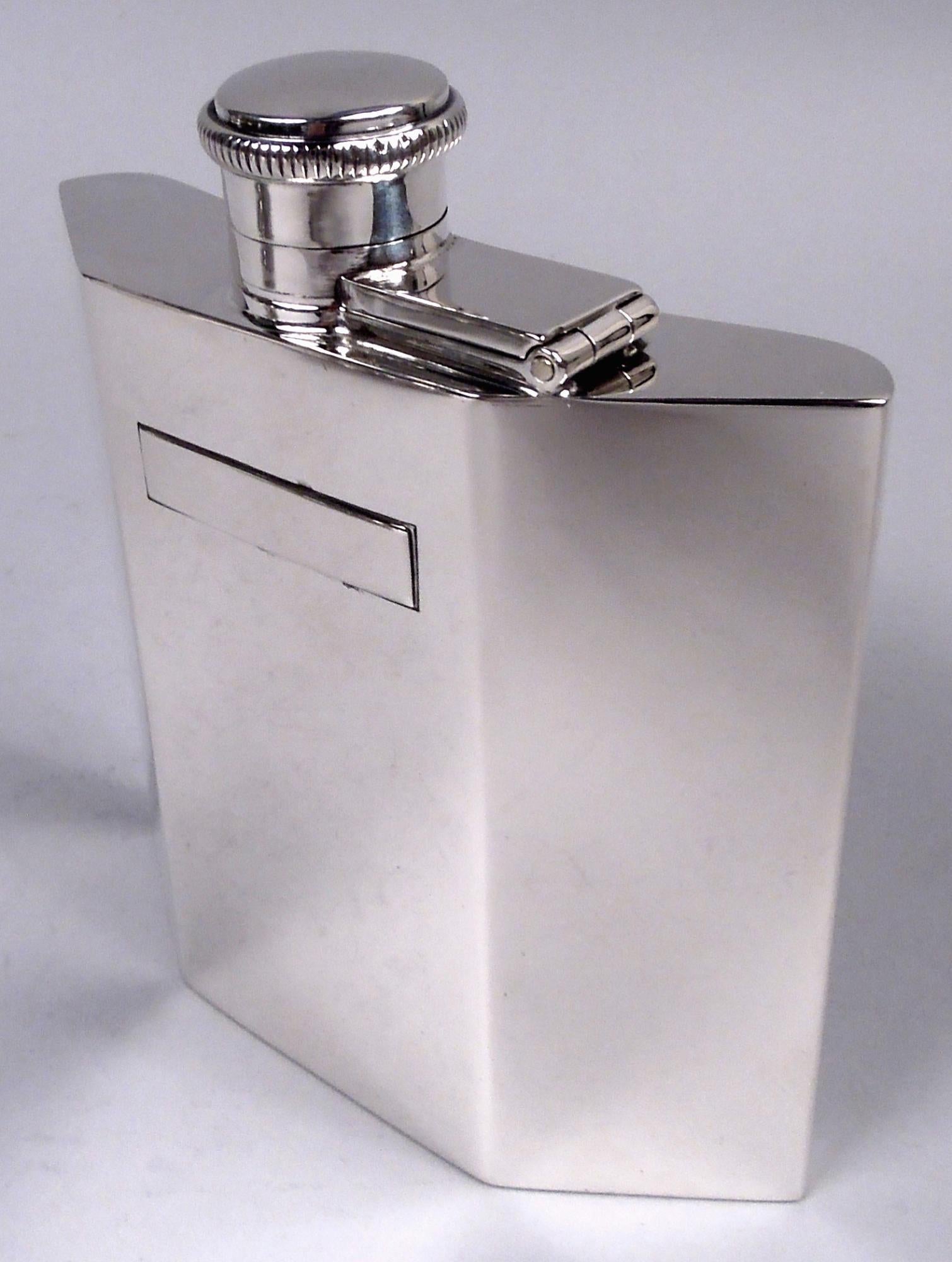Petaca de plata de ley Jorge VI. Fabricado por JB Chatterley & Sons Ltd en Birmingham en 1947. Cuenco facetado de fácil agarre con rectángulo aplicado en el centro (vacío); tapa abatible y forrada de corcho. Mucho espacio para grabar. Totalmente