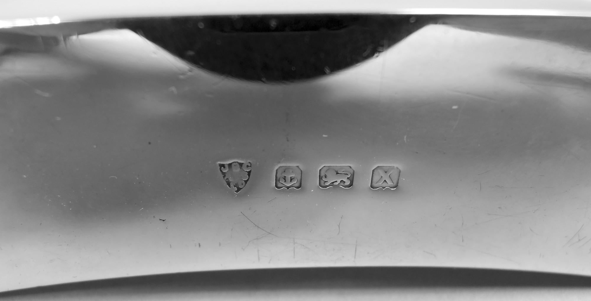 Petaca inglesa Art Déco de plata de ley, 1947 en venta 2