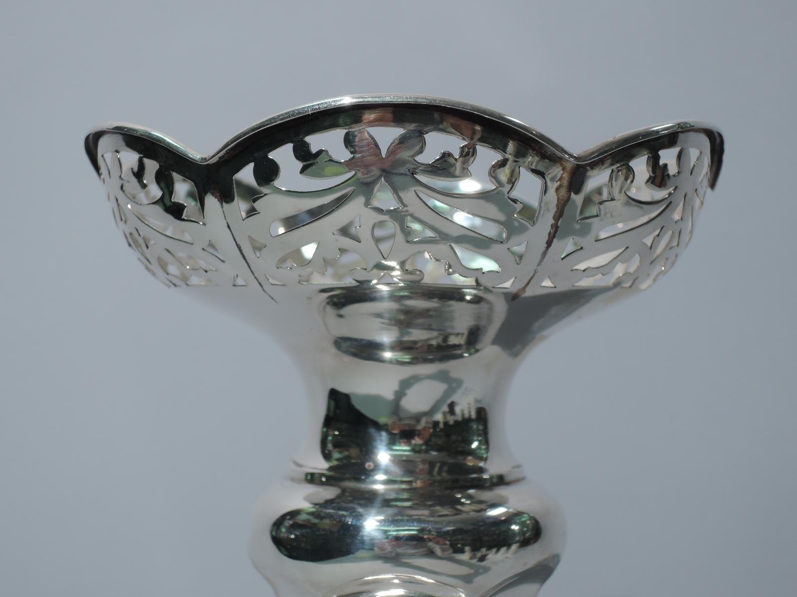 English Art Deco Sterling Silver Vase In Excellent Condition For Sale In New York, NY