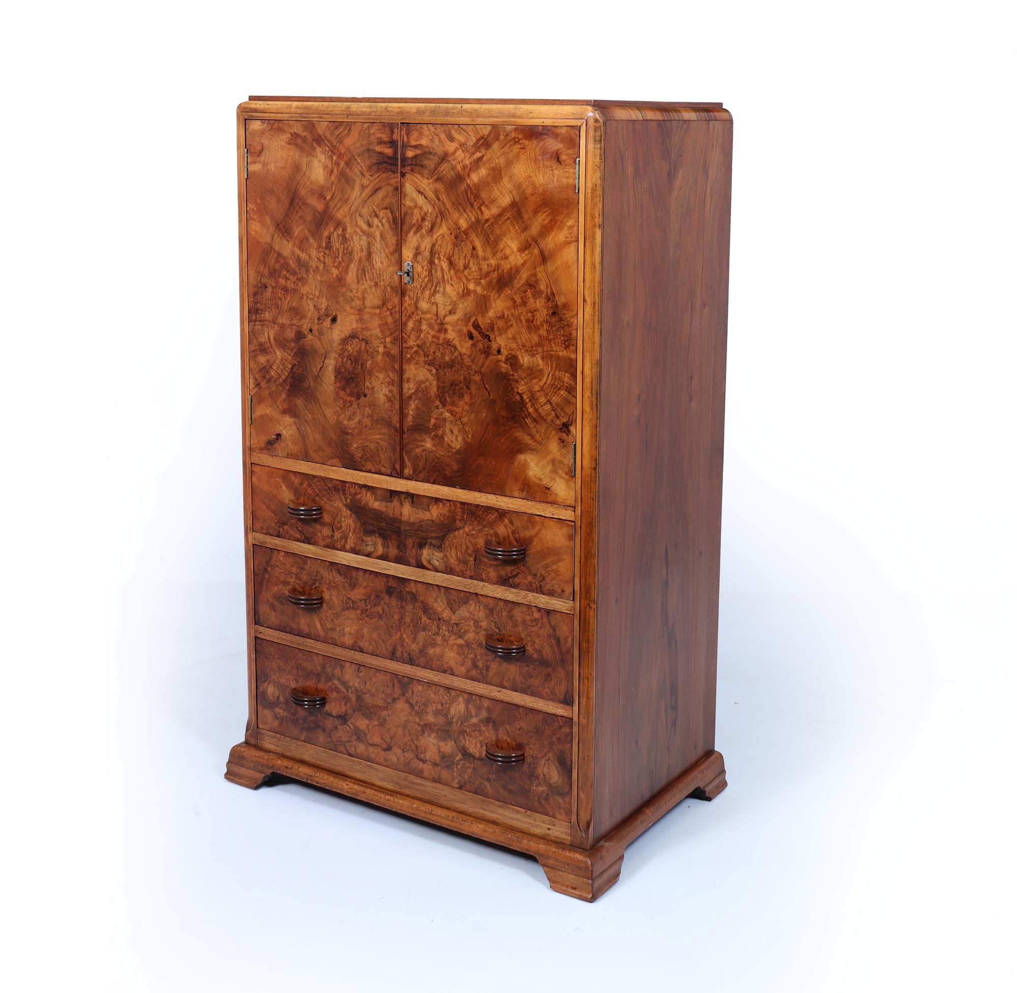 Meuble Art Déco en noyer 
Ce remarquable buffet art déco anglais présente une magnifique finition en ronce de noyer, qui met en valeur les motifs complexes du grain, caractéristiques de ce bois de qualité supérieure. Il comporte trois tiroirs