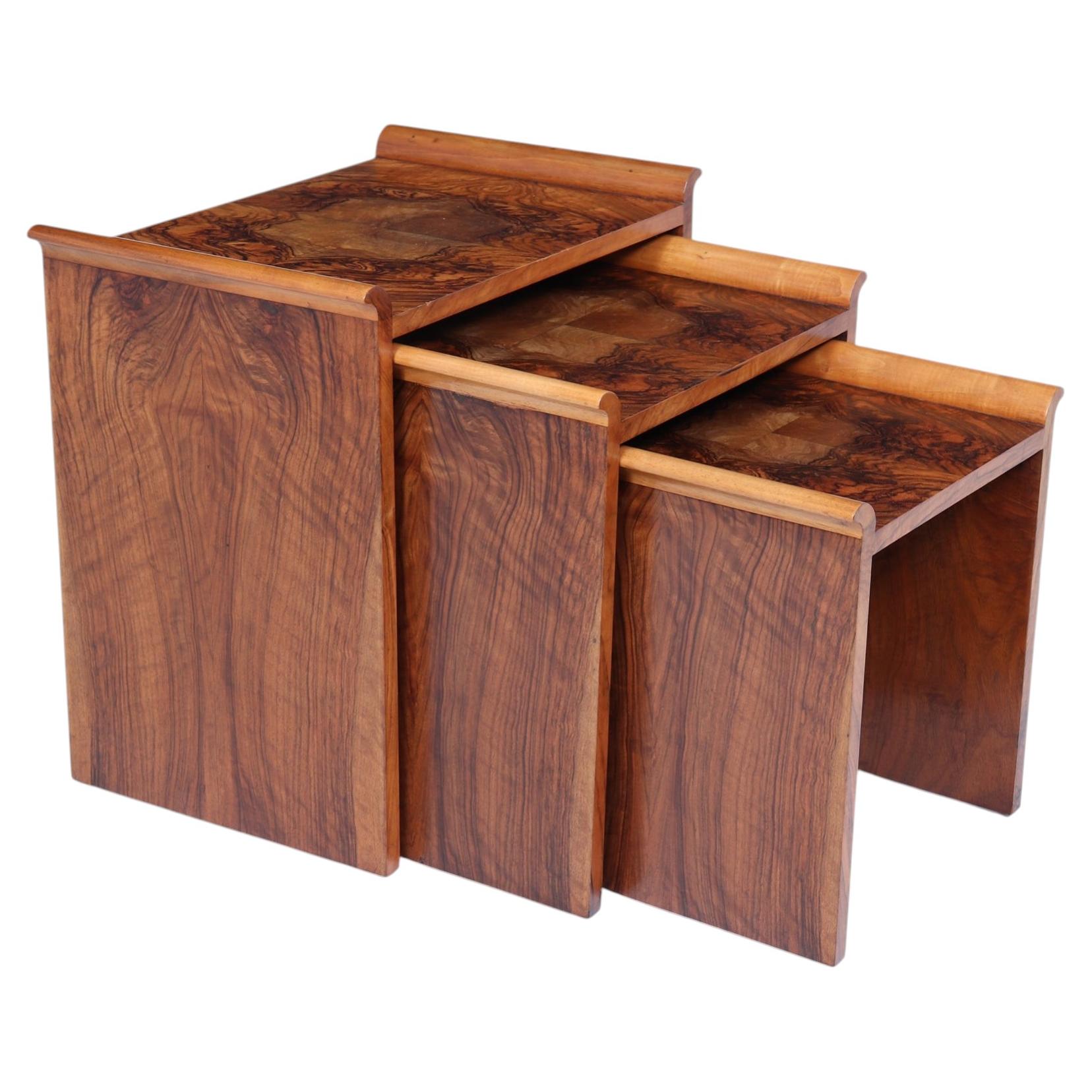 Nid de tables en noyer de style Art déco anglais, vers 1930