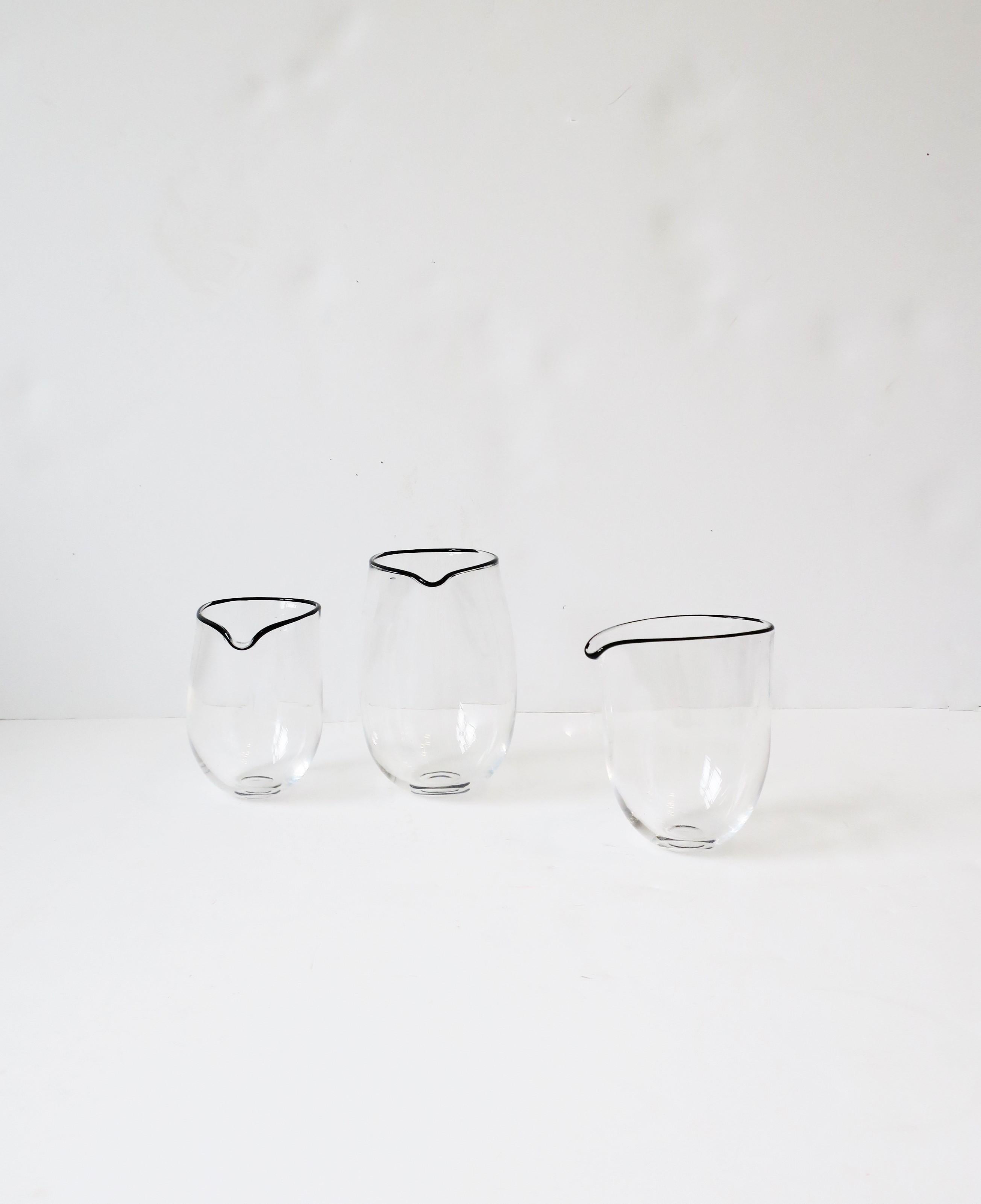 Un magnifique ensemble de trois (3) récipients à cocktail de style moderne/minimaliste en verre d'art, fabriqués en Angleterre par l'artiste designer Simon Moore, vers la fin du 20e siècle, années 1990. Tous les verres, fabriqués à la main, sont en