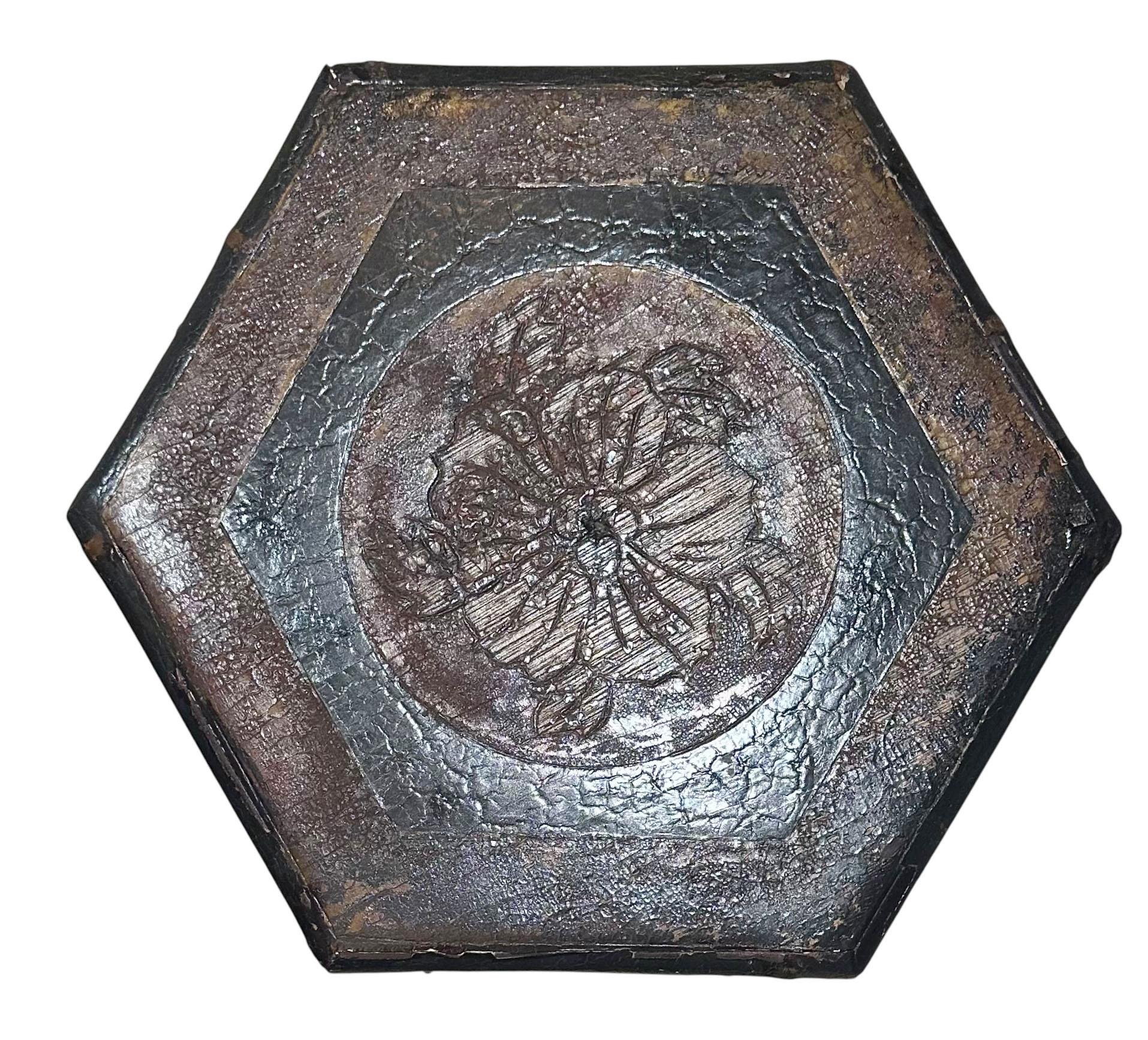 Jardinera inglesa Art Nouveau de bambú con tapa floral tallada en Bueno estado para la venta en Tampa, FL